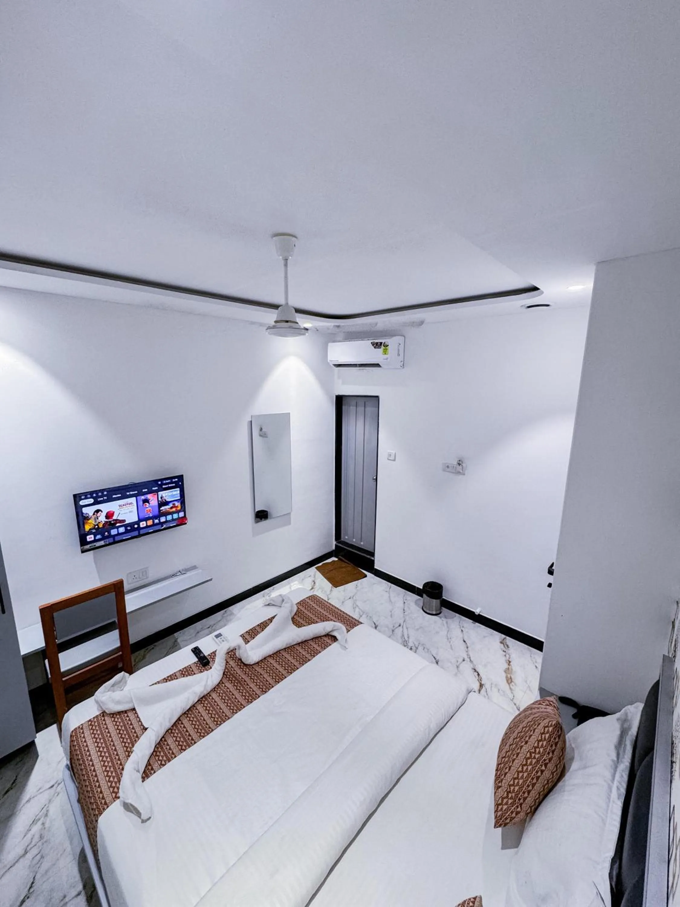 Photo of the whole room, Bed in Hotel Flora Inn