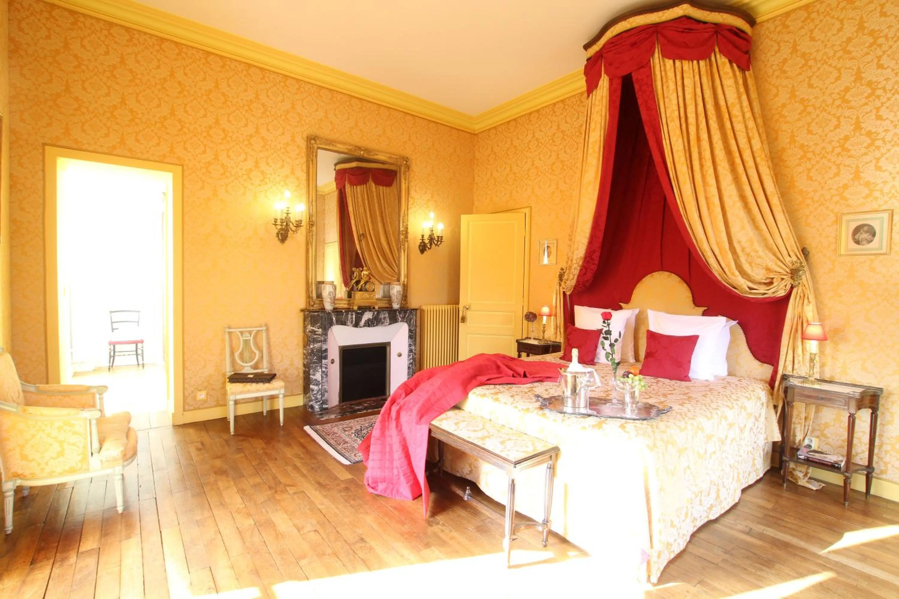 Photo of the whole room, Bed in Château de Chantore