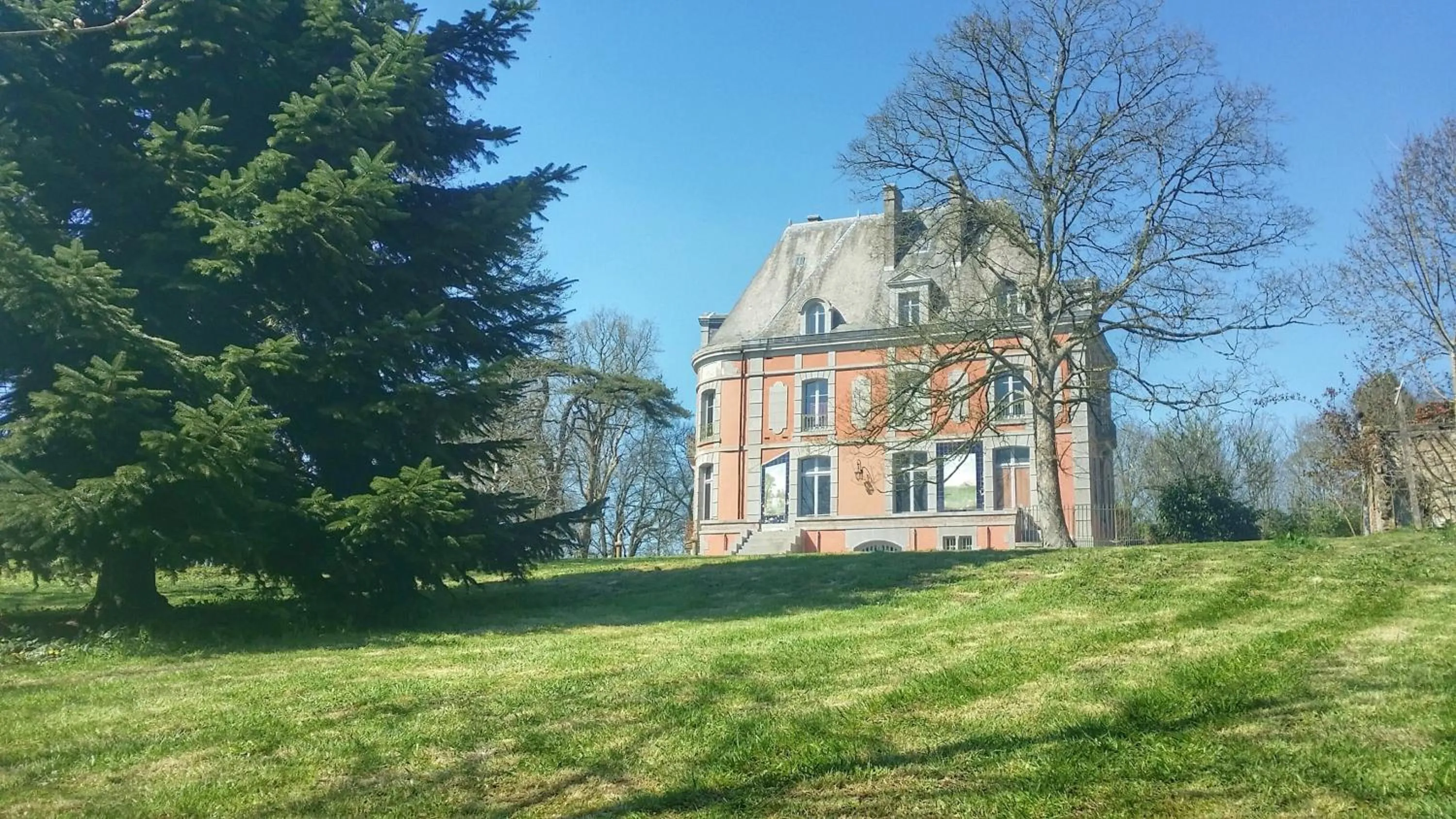 Property building in Château de Chantore