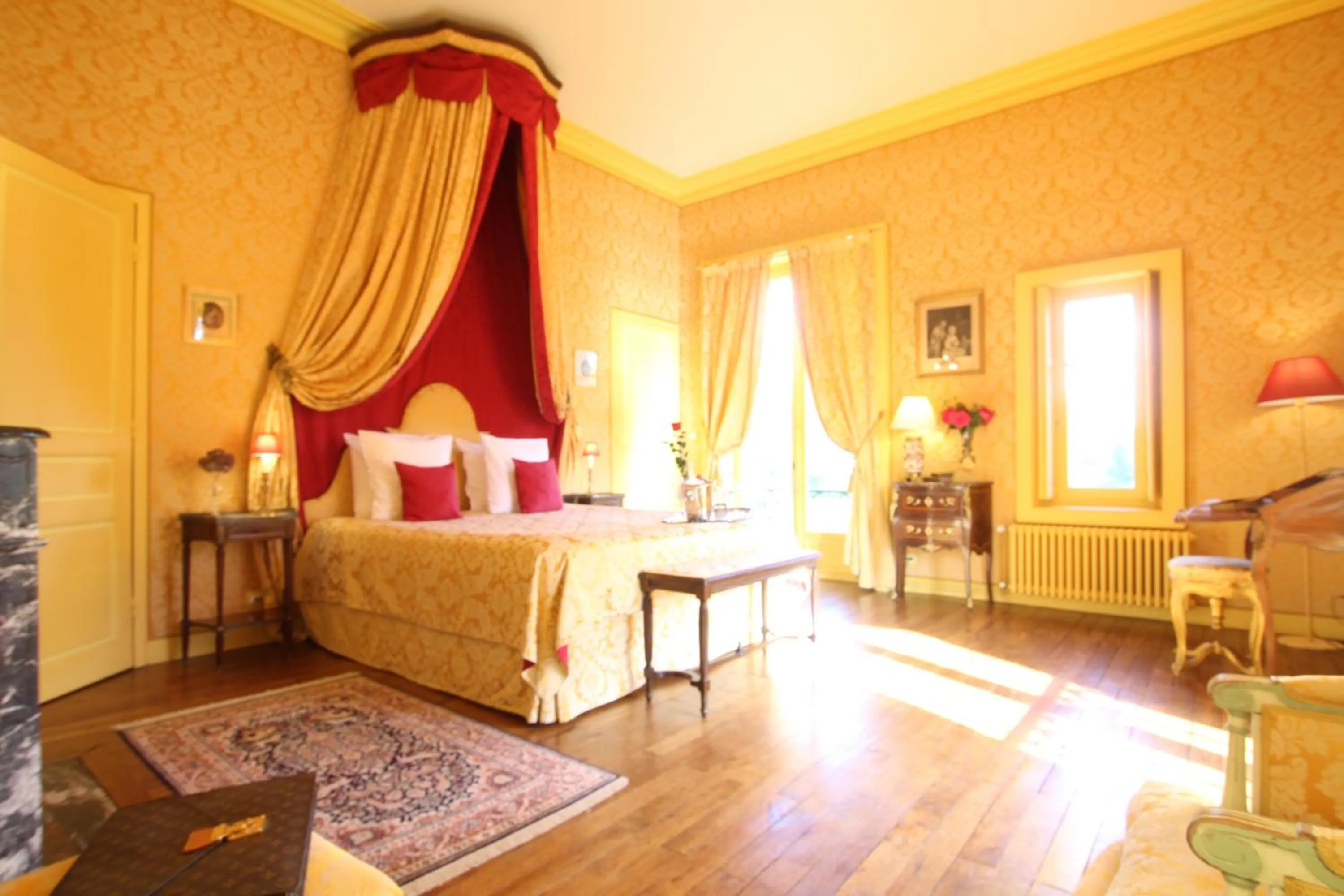 Photo of the whole room, Bed in Château de Chantore