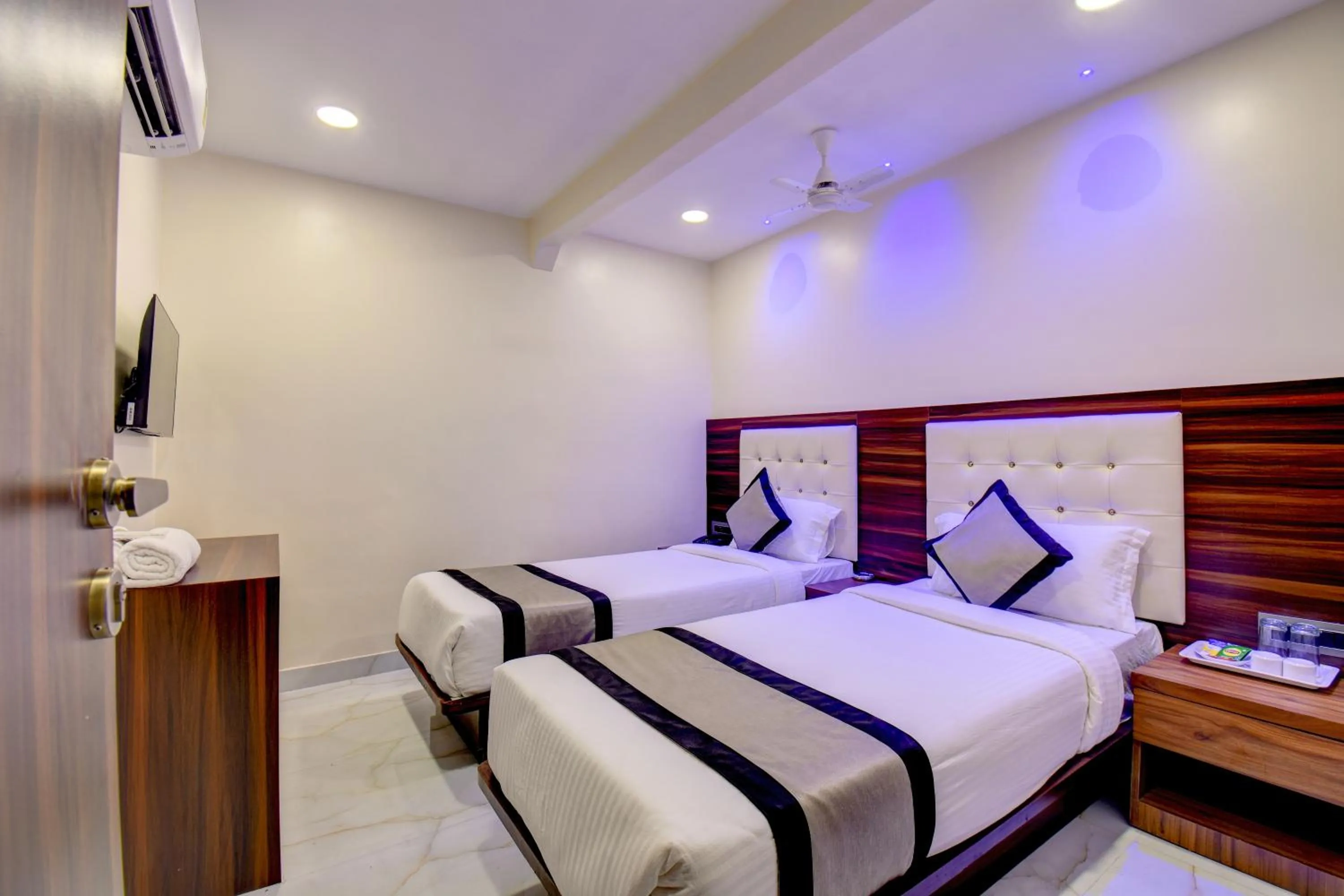 Bed in Hotel Majestic Crest Sakinaka