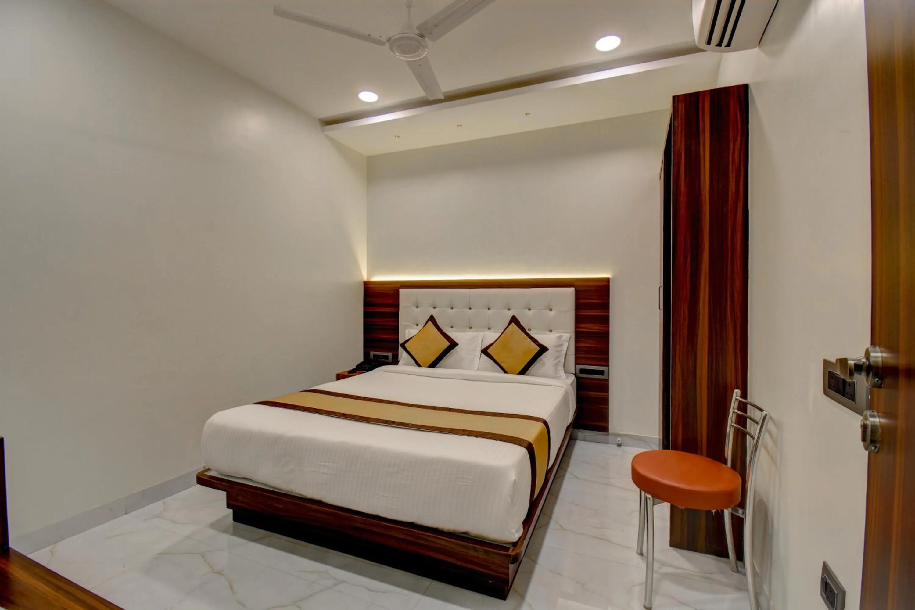Bed in Hotel Majestic Crest Sakinaka