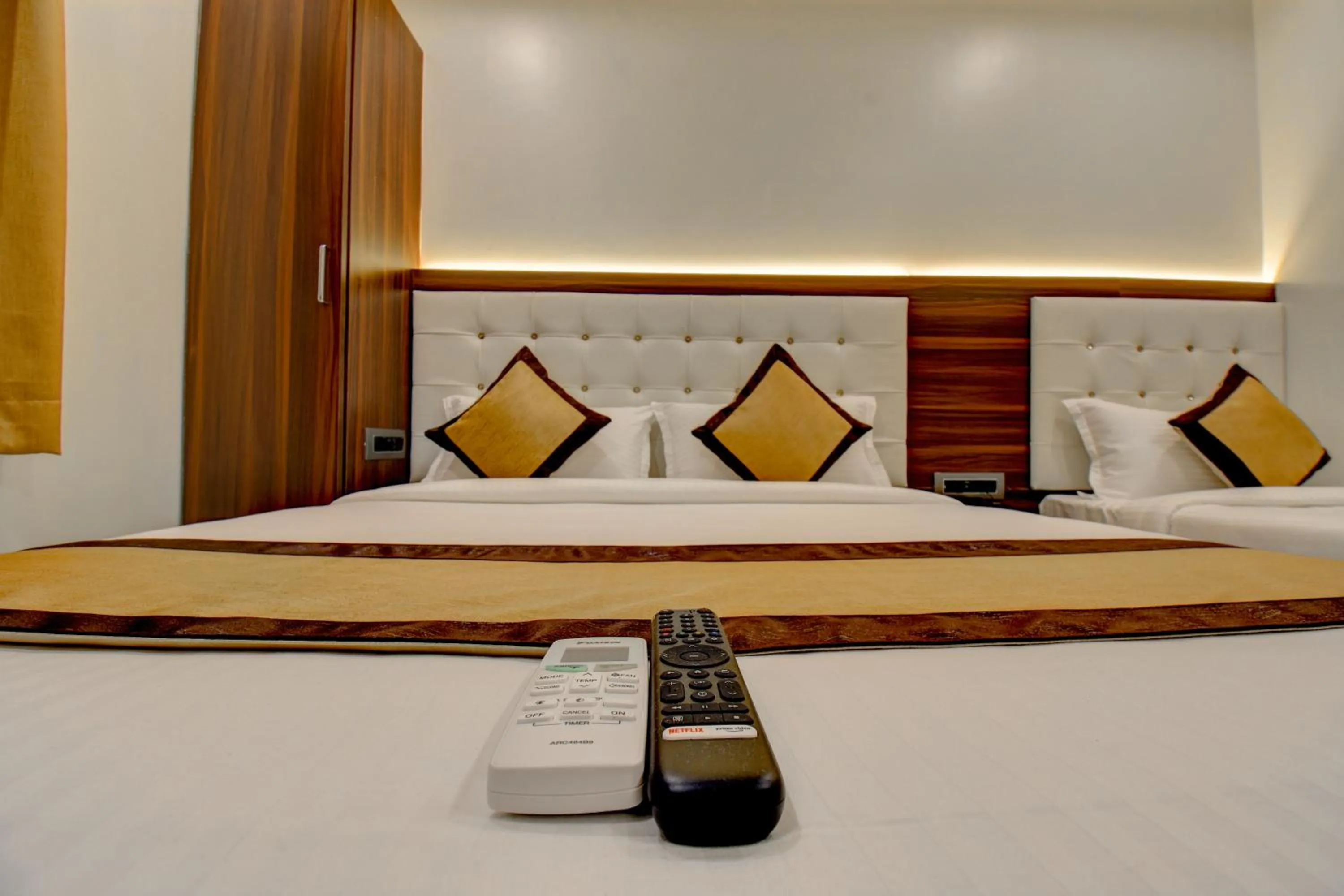 Bed in Hotel Majestic Crest Sakinaka