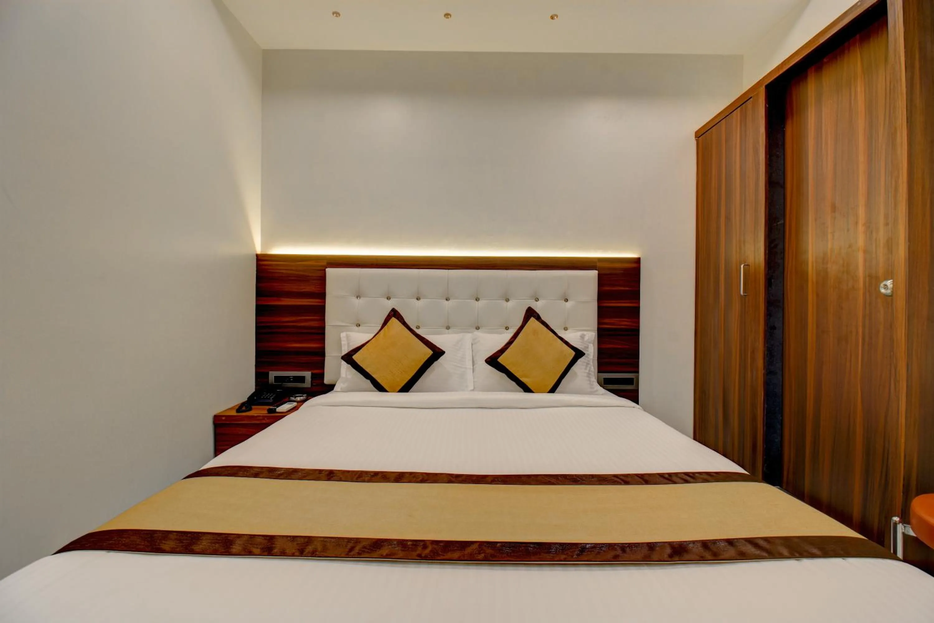 Bed in Hotel Majestic Crest Sakinaka