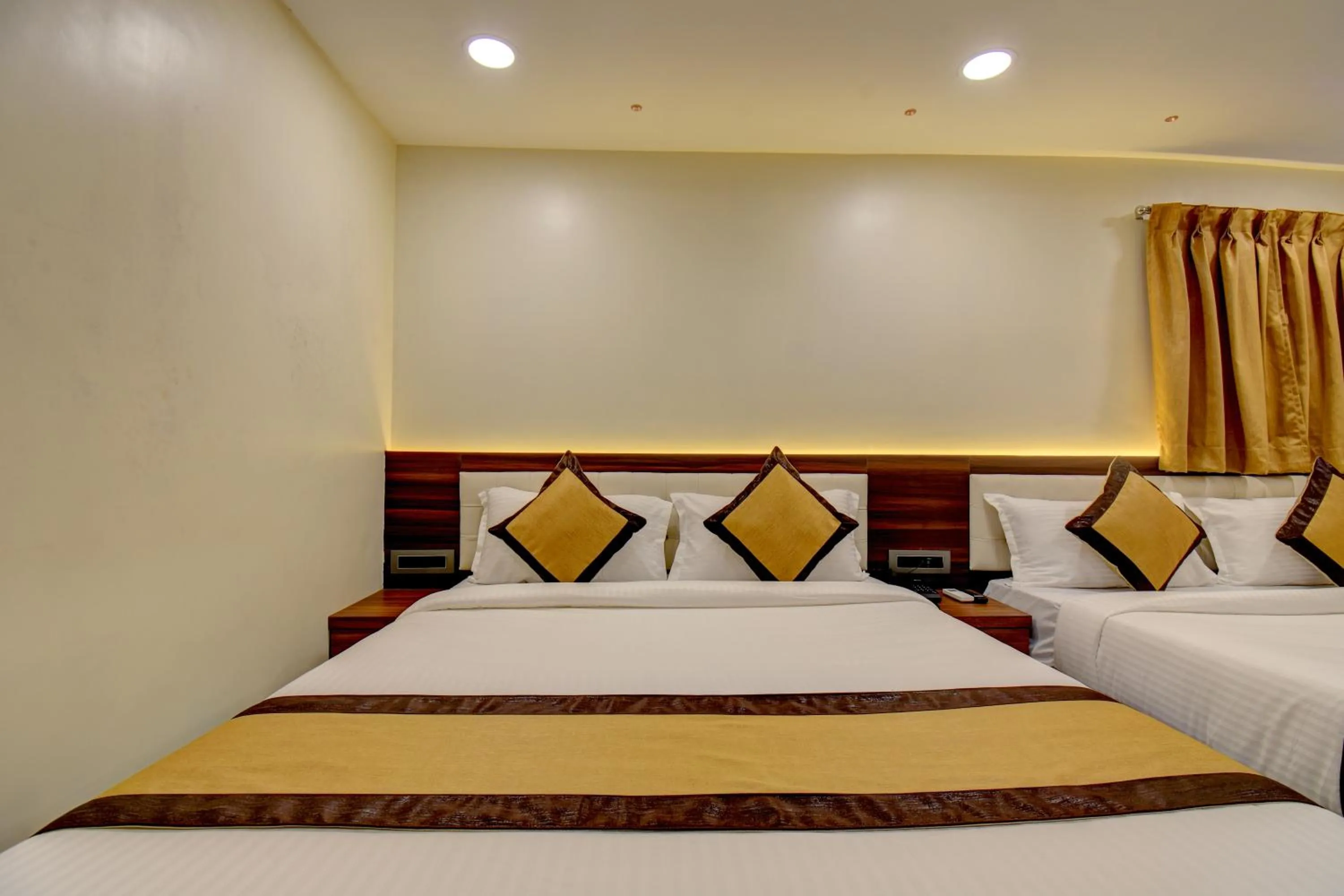 Bed in Hotel Majestic Crest Sakinaka