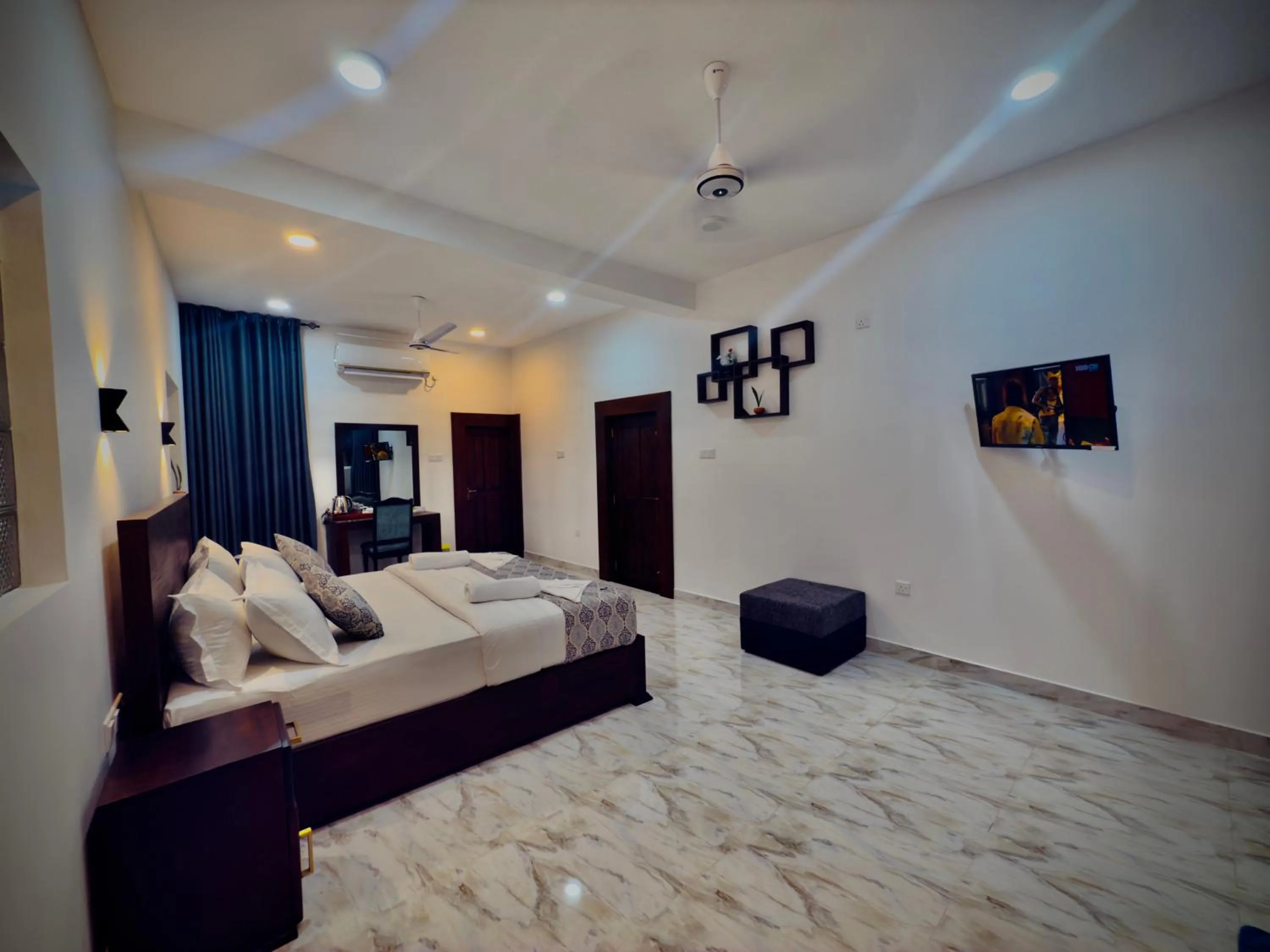 Photo of the whole room, Bed in Aloe Transit Hotel