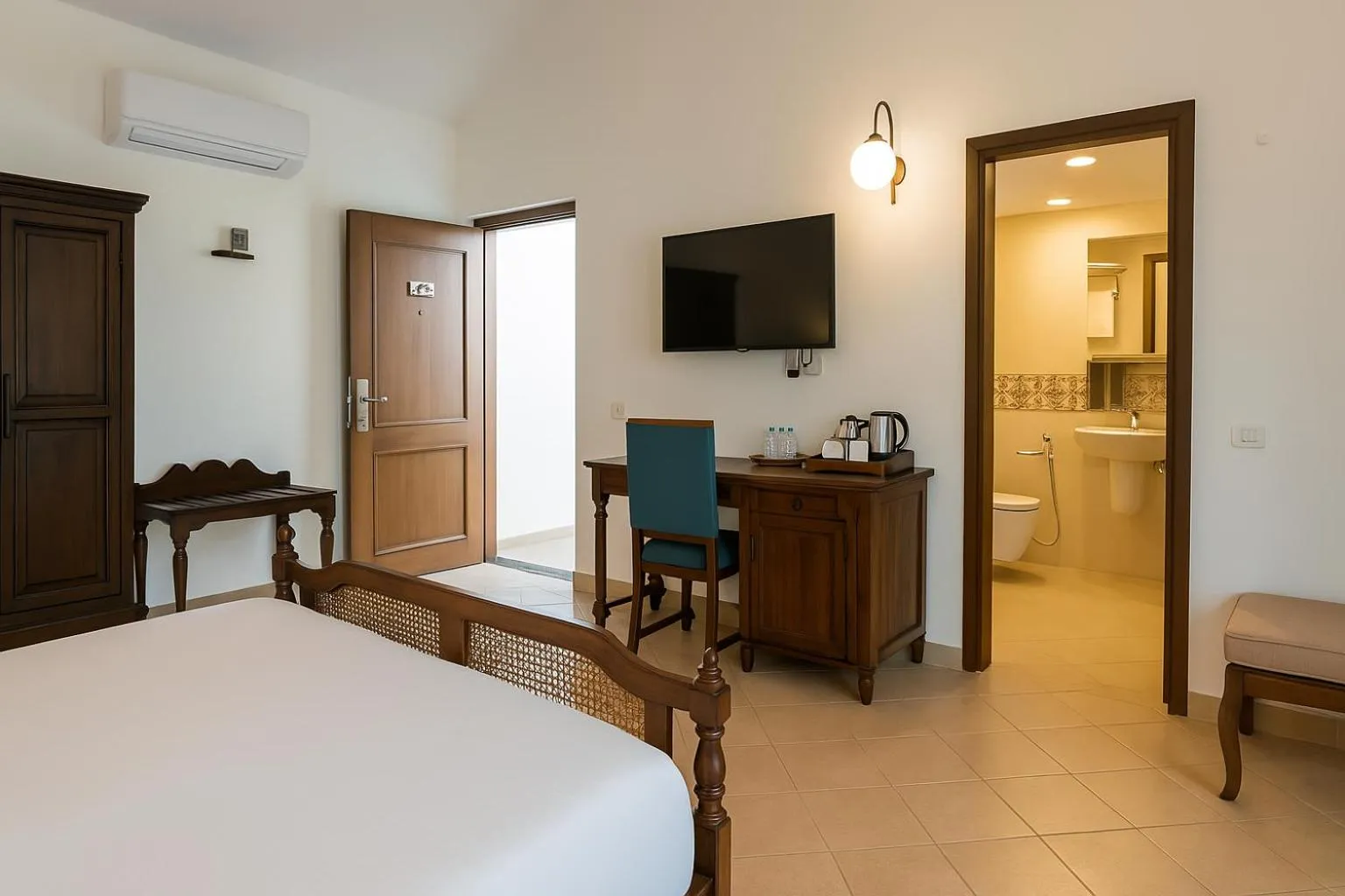 room service, Bed in Amritara Serenity,100 mts from Salaulim Dam