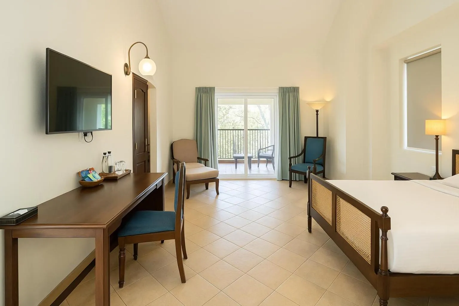 Bedroom, Bed in Amritara Serenity,100 mts from Salaulim Dam