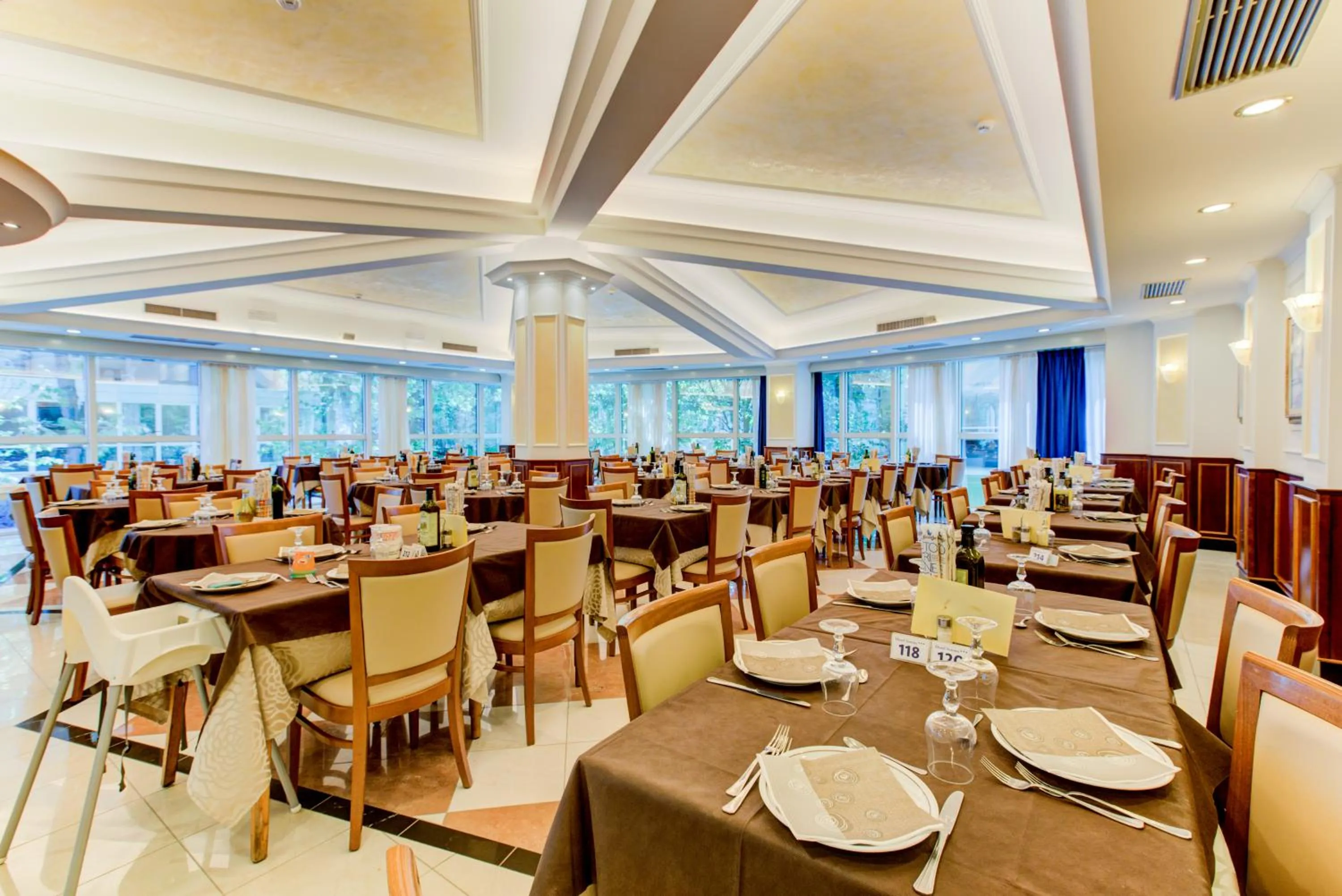 Restaurant/places to eat in Hotel Verona