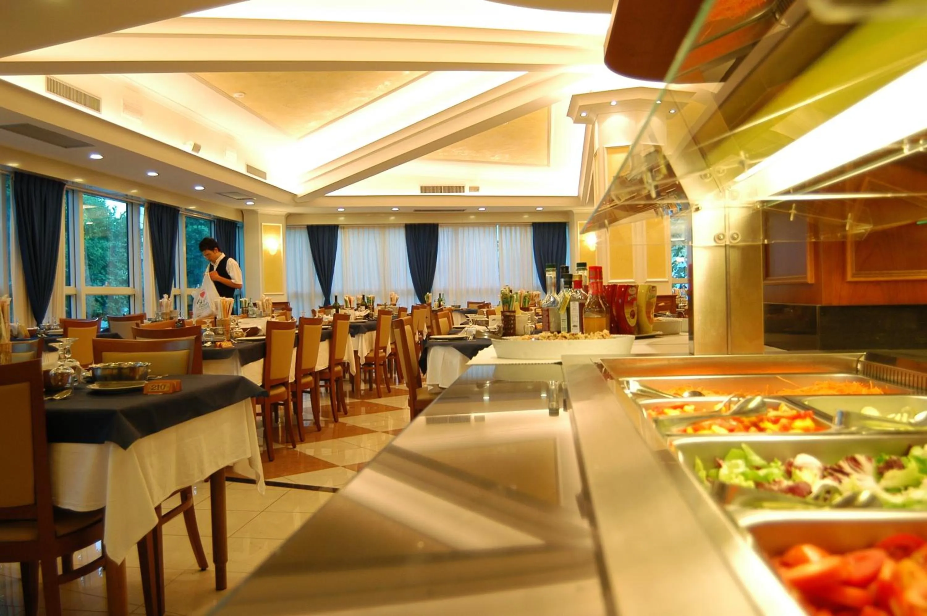 Restaurant/places to eat in Hotel Verona