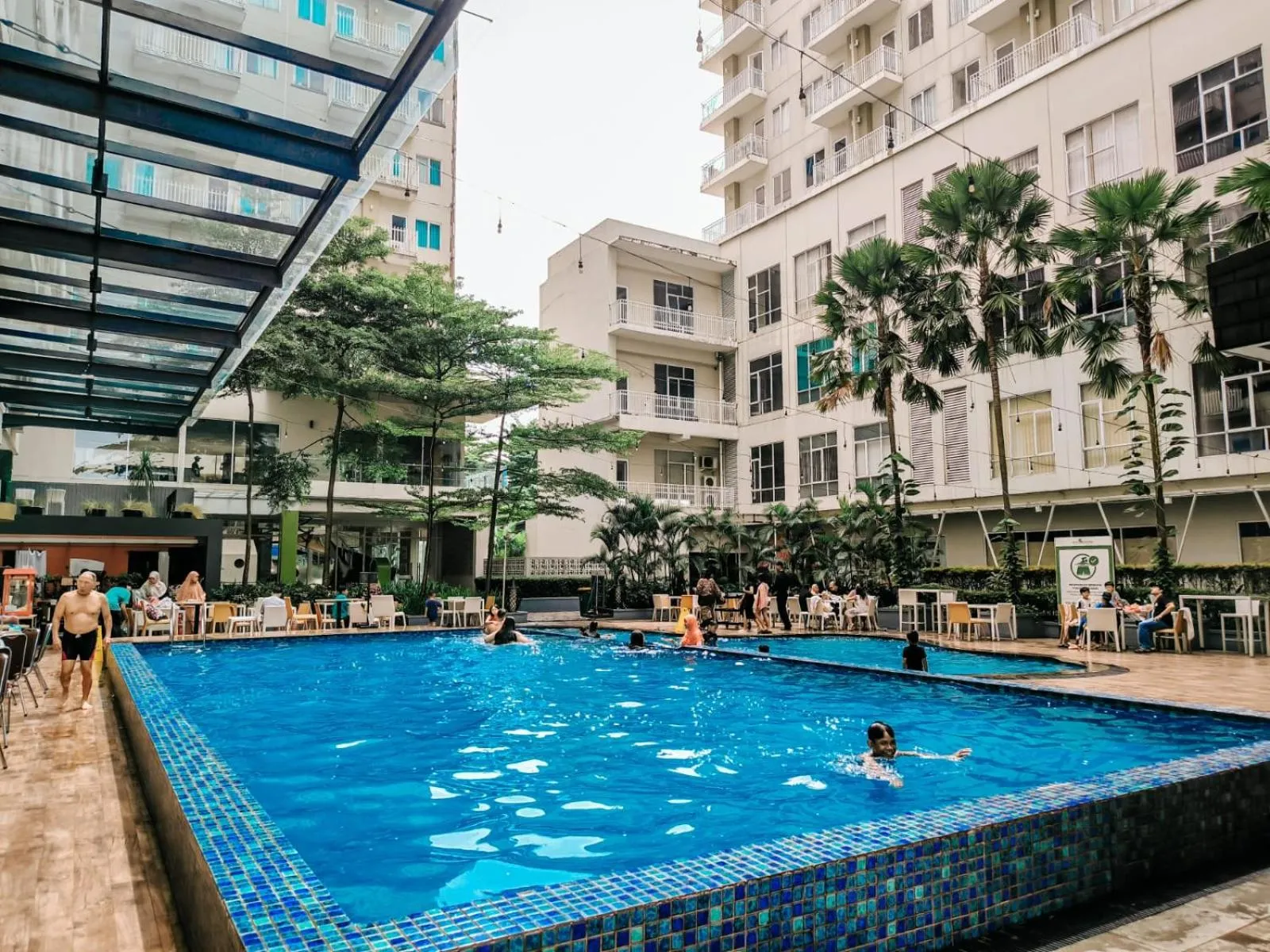 Swimming pool in Bogor Icon Condotel By Holla