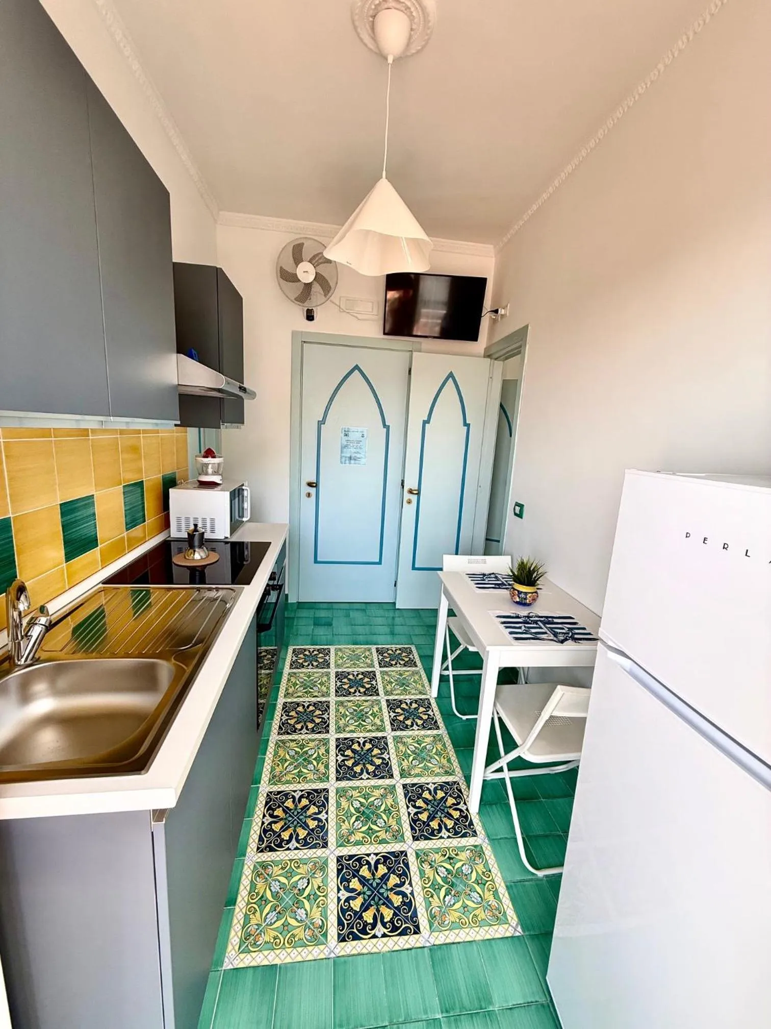 Kitchen or kitchenette in Riviera B&B Rooms & Apartment SEA-VIEW