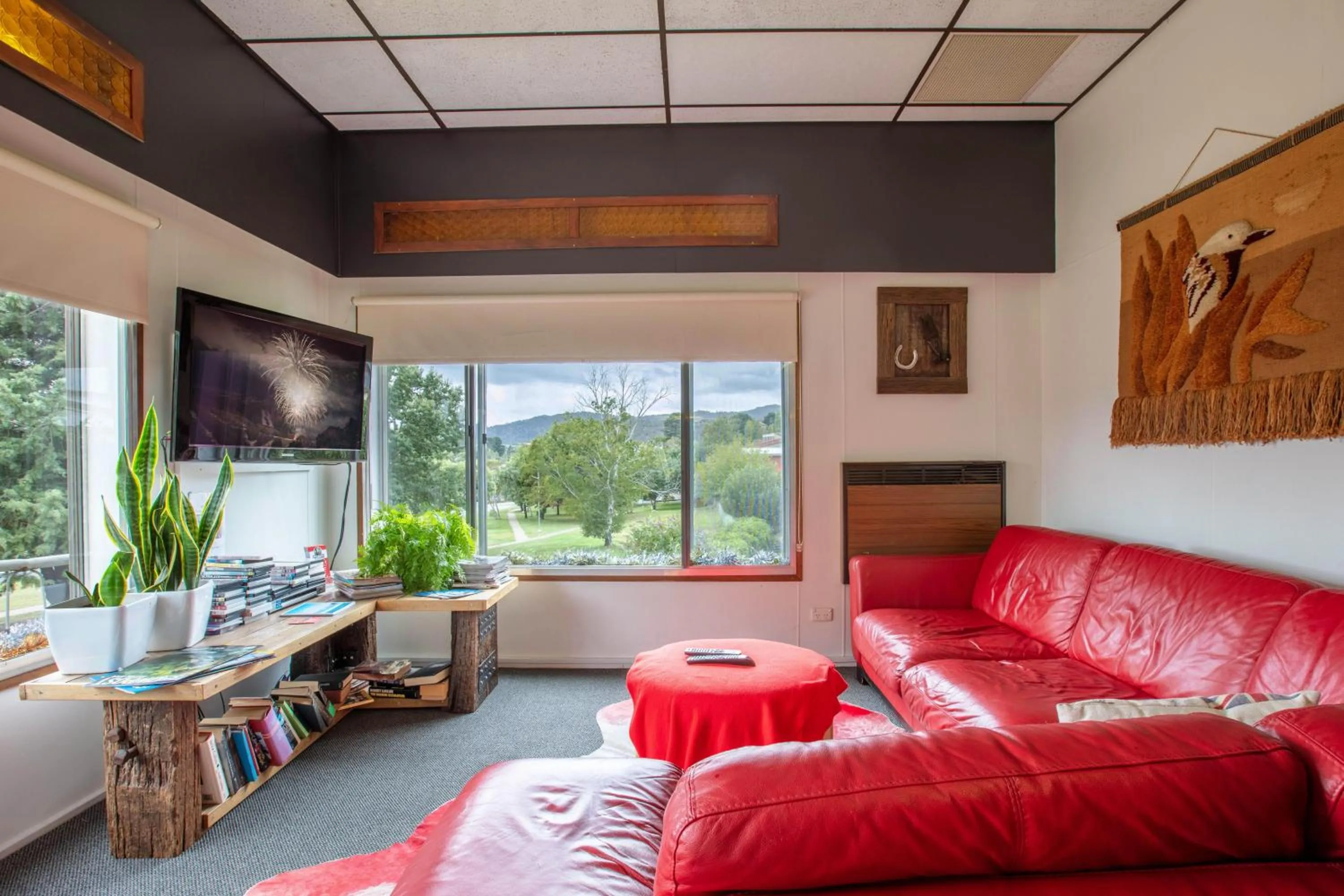 Communal lounge/ TV room in Kookaburra Lodge