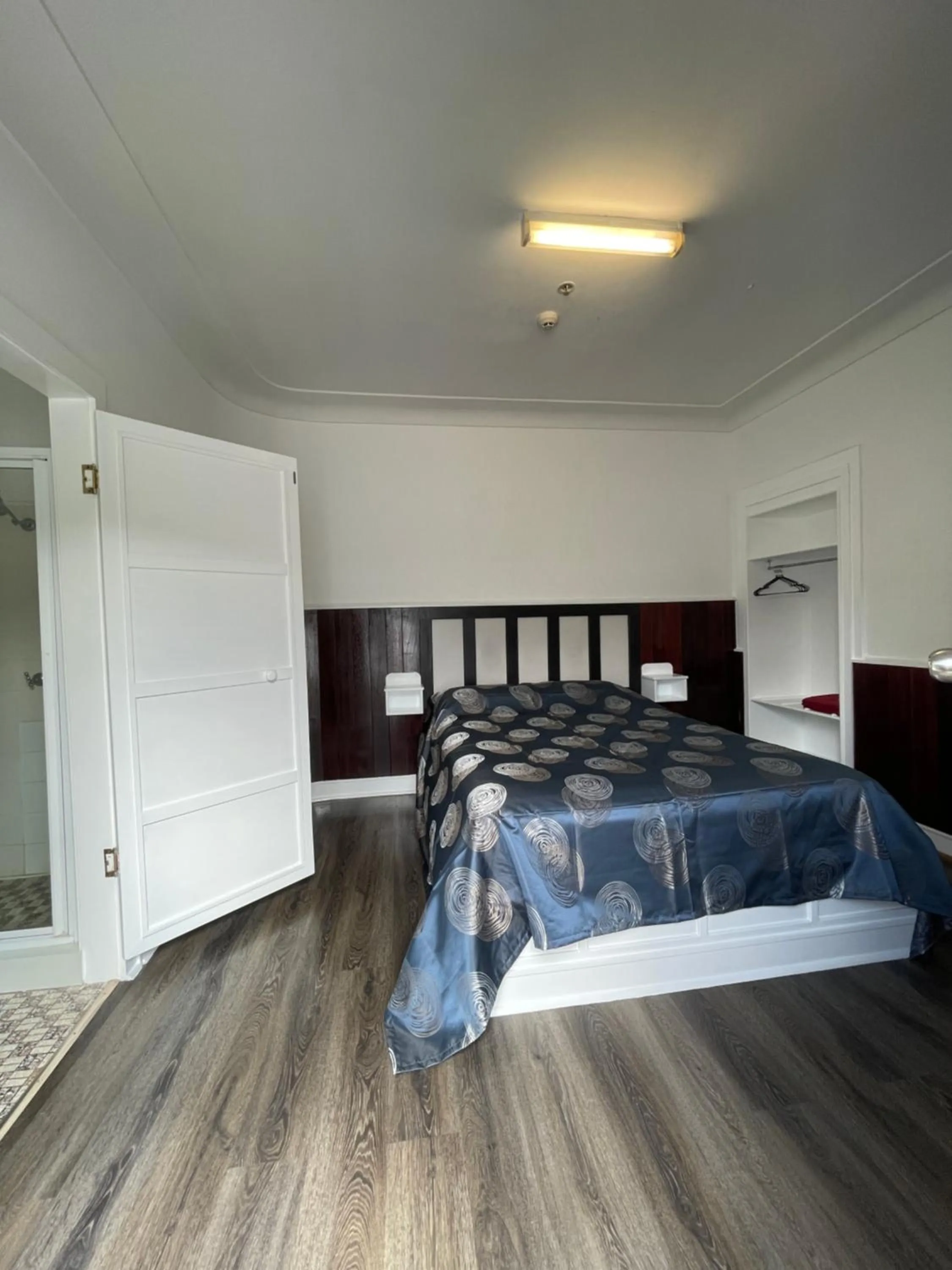 Bed in Tamworth Lodge Motel