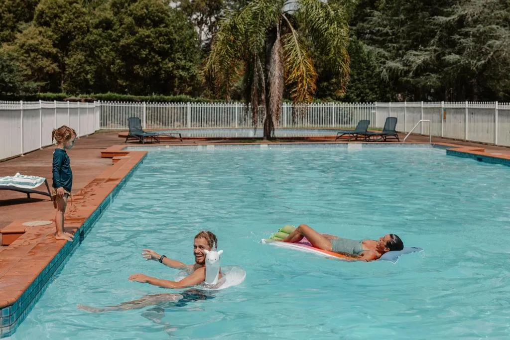 People in Wisemans Retreat