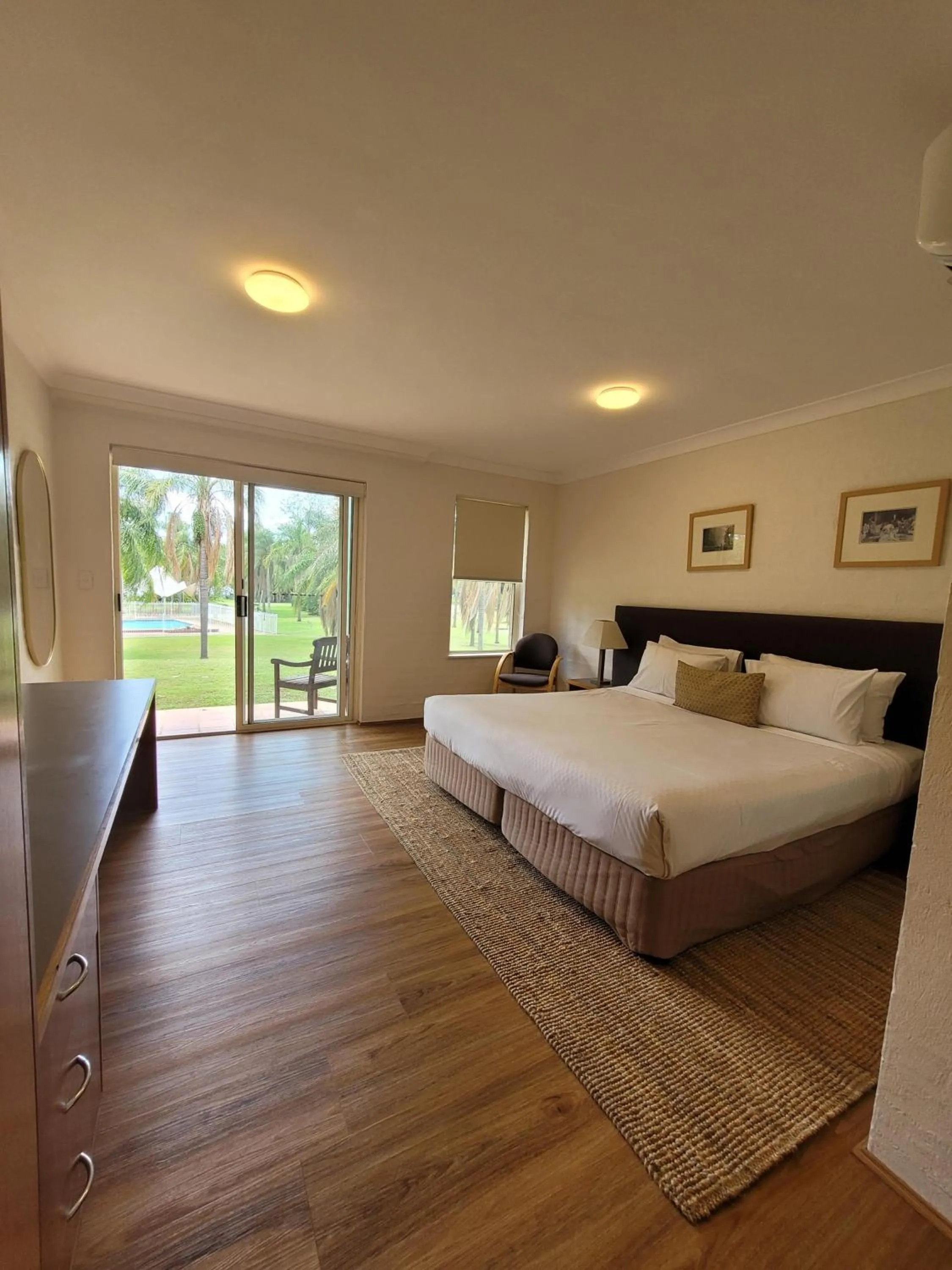 Photo of the whole room, Bed in Wisemans Retreat