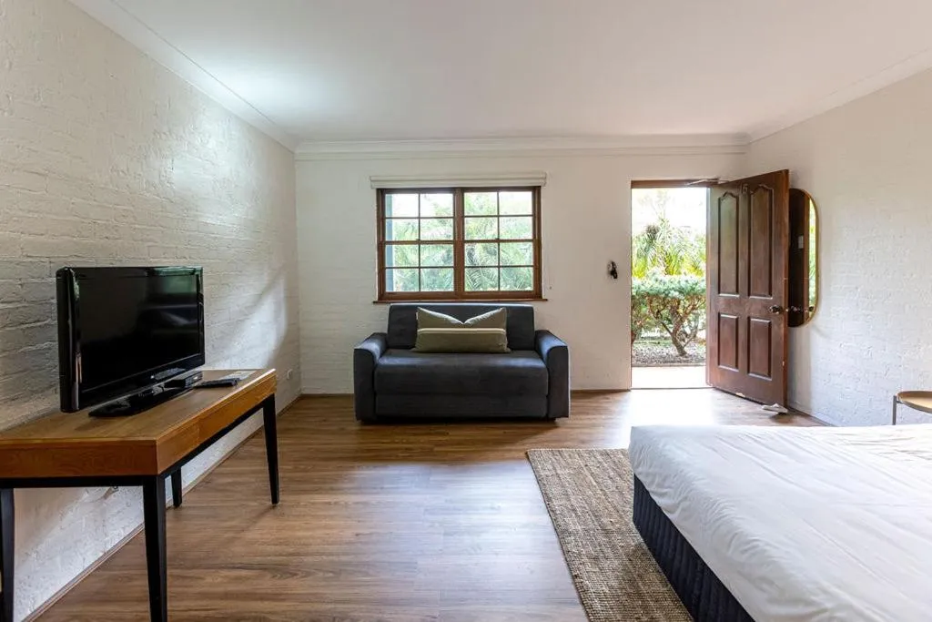 Photo of the whole room, Bed in Wisemans Retreat