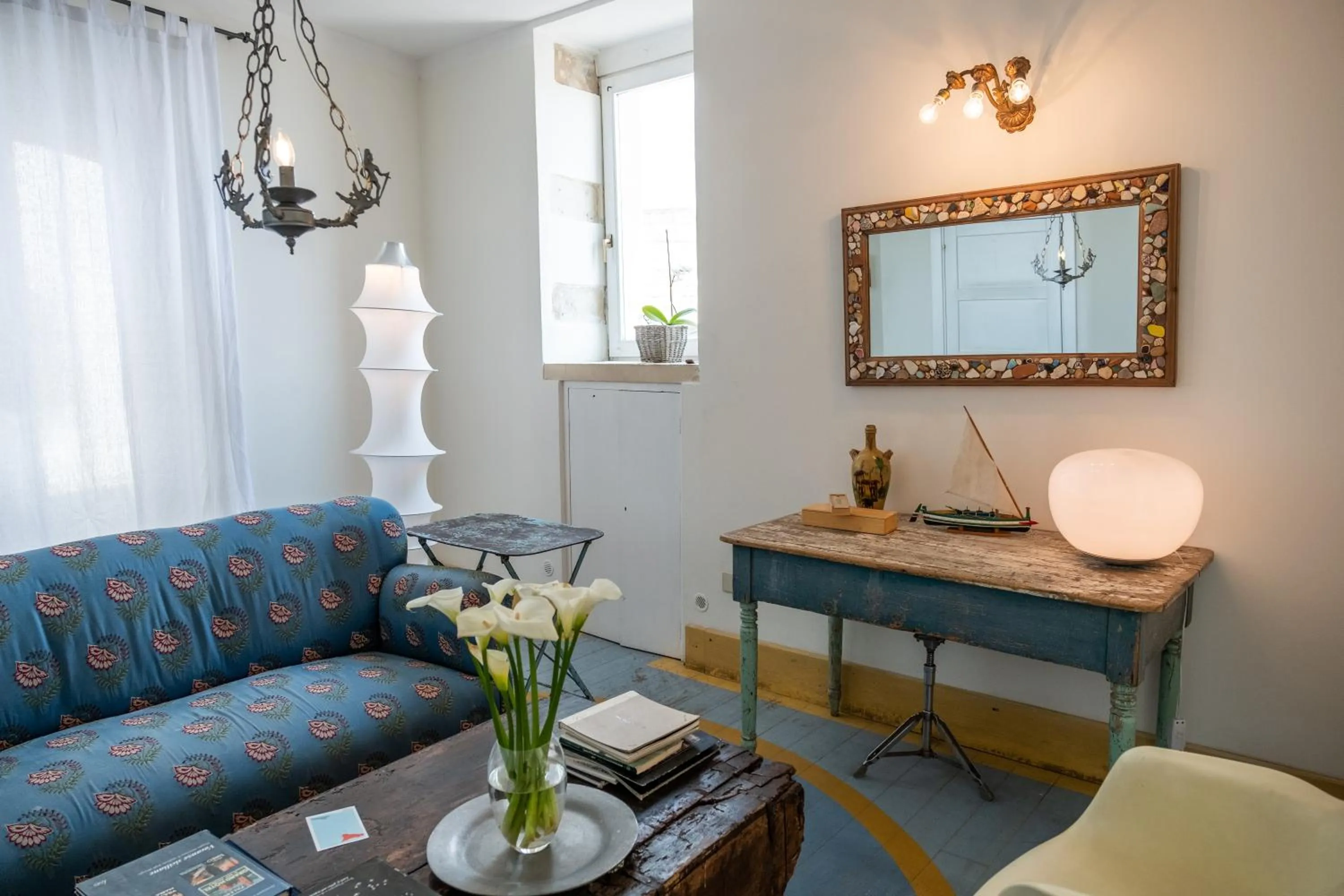 Communal lounge/ TV room in Hotel Gutkowski