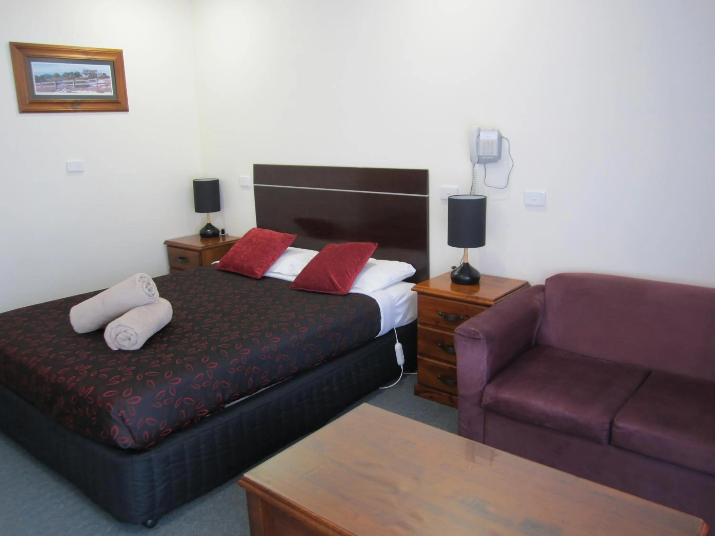 Seating area, Bed in Snowgum Motel