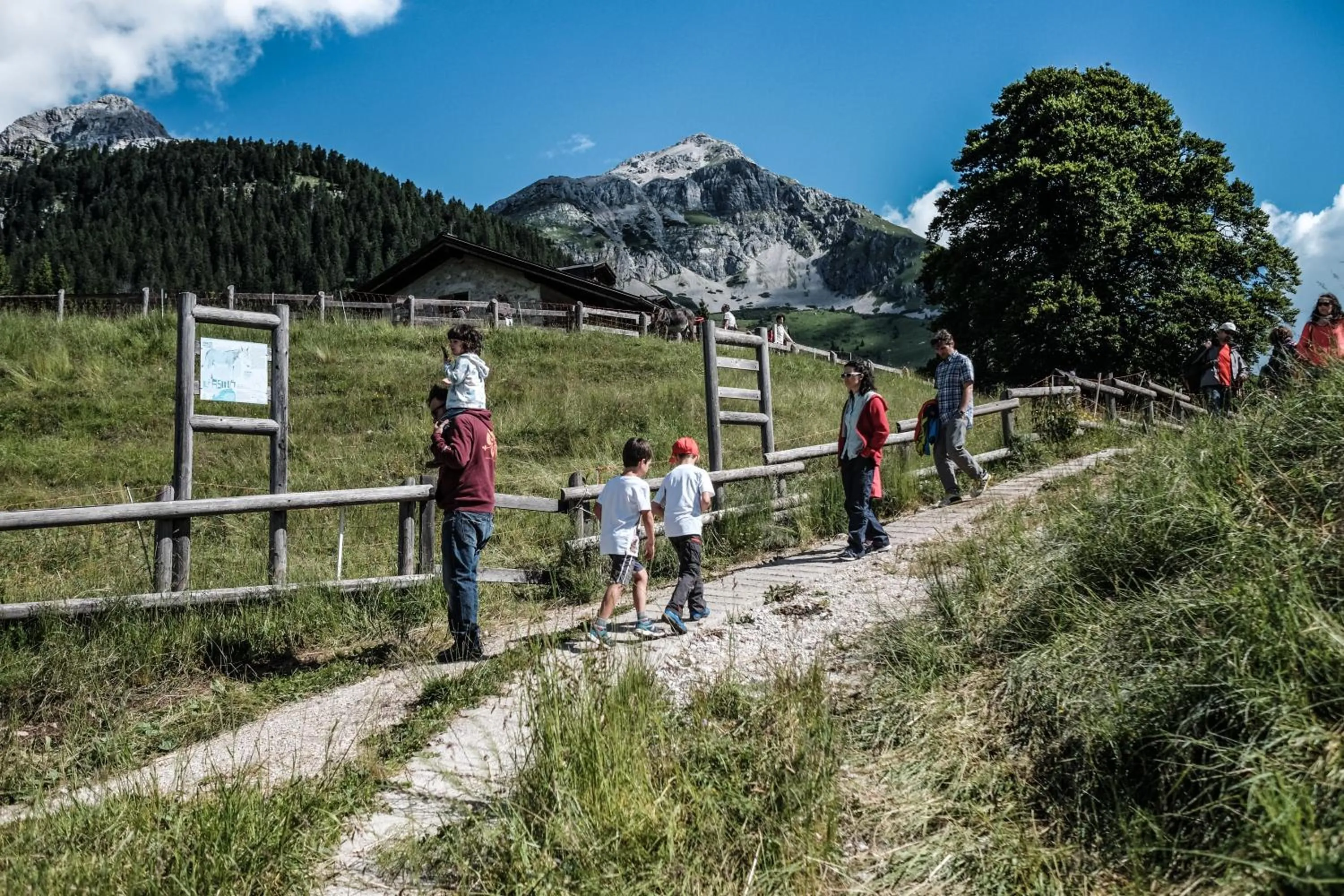 People in Hotel Arcobaleno