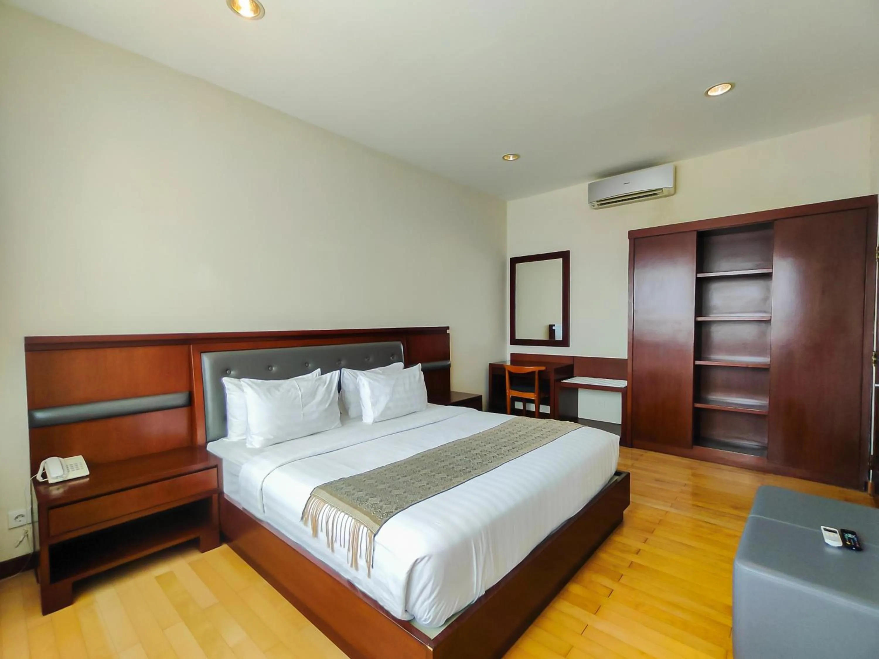 Bed in Seminyak Square Hotel And Villas