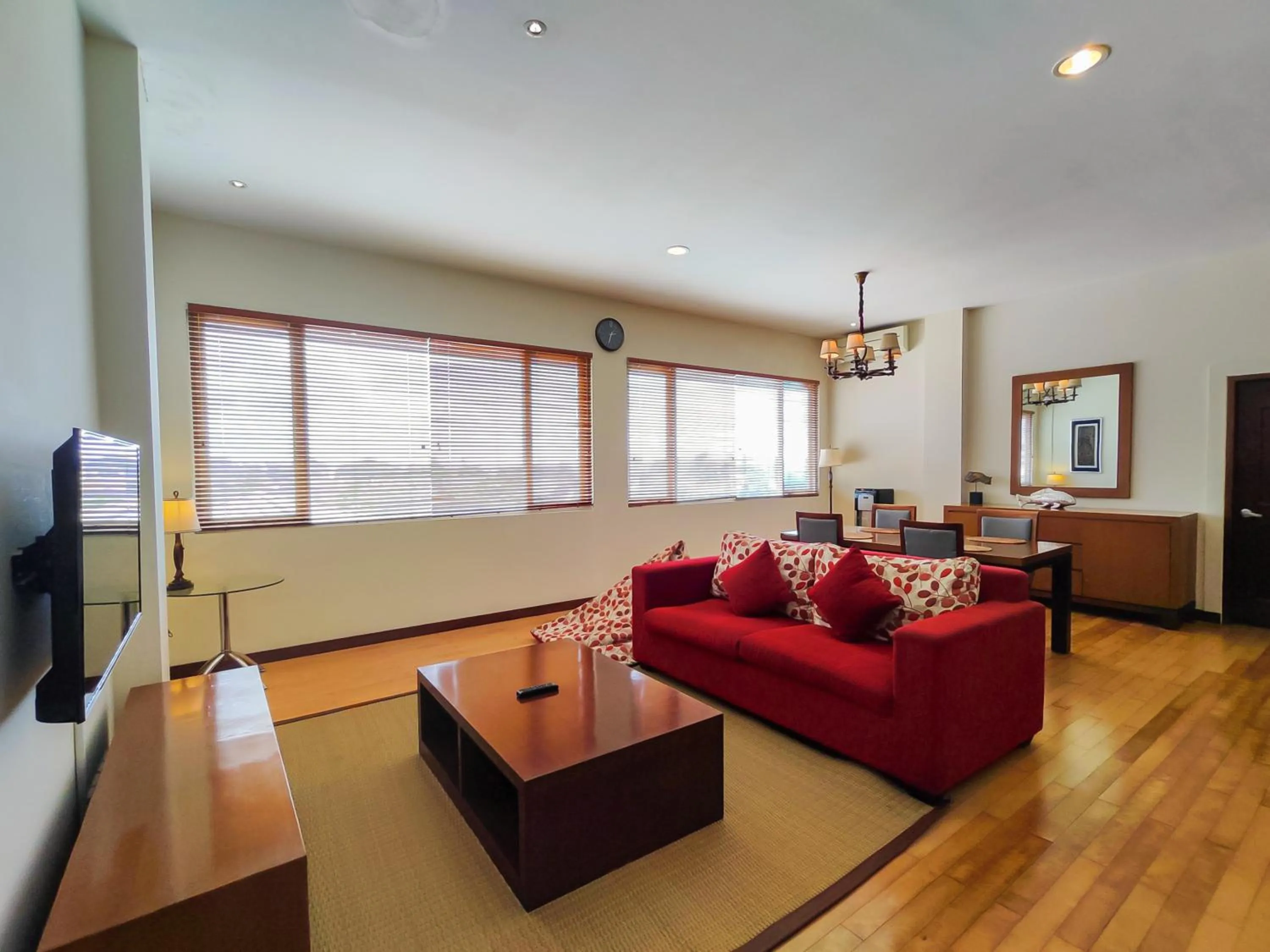 Communal lounge/ TV room in Seminyak Square Hotel And Villas