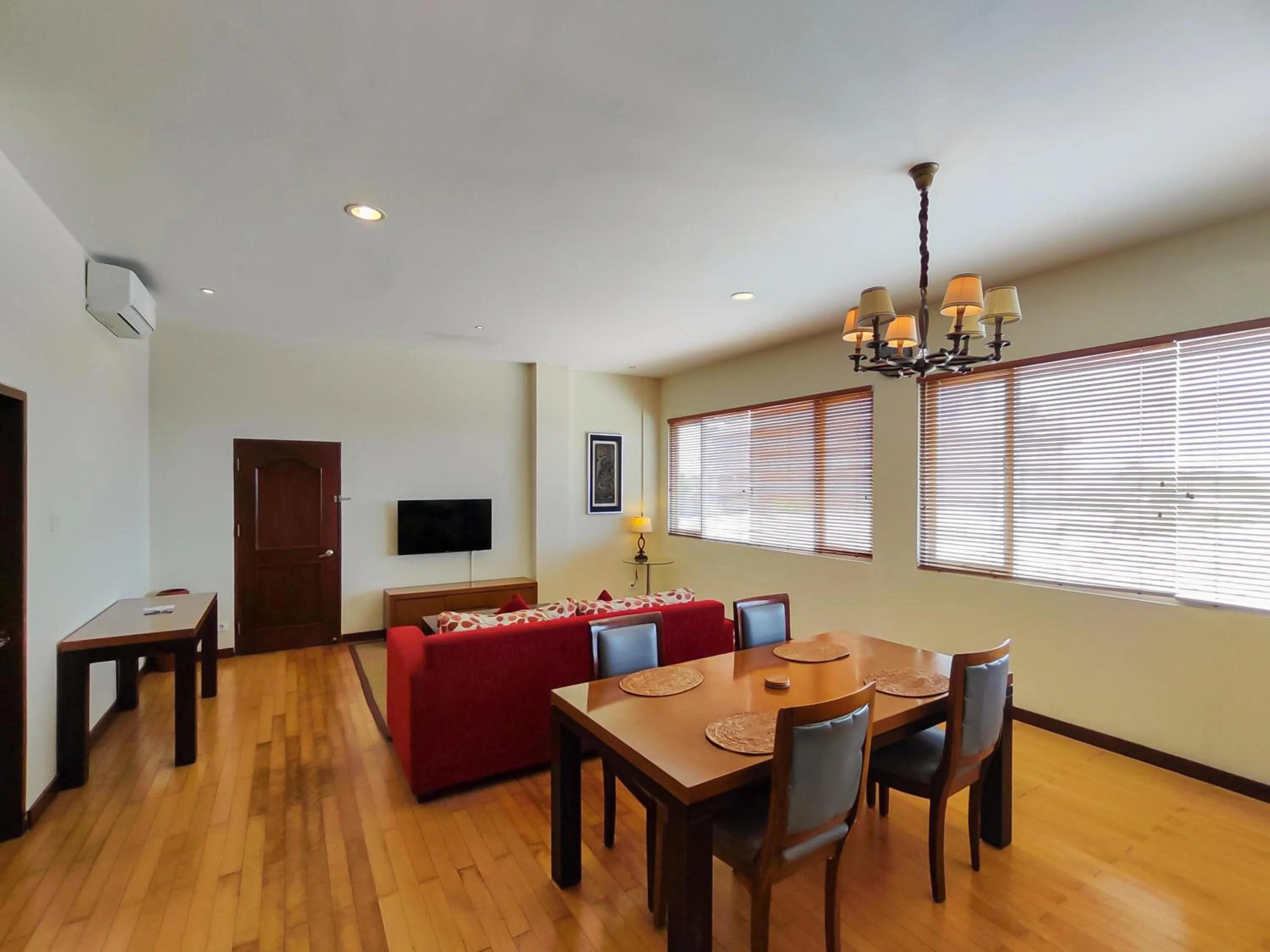 Communal lounge/ TV room in Seminyak Square Hotel And Villas