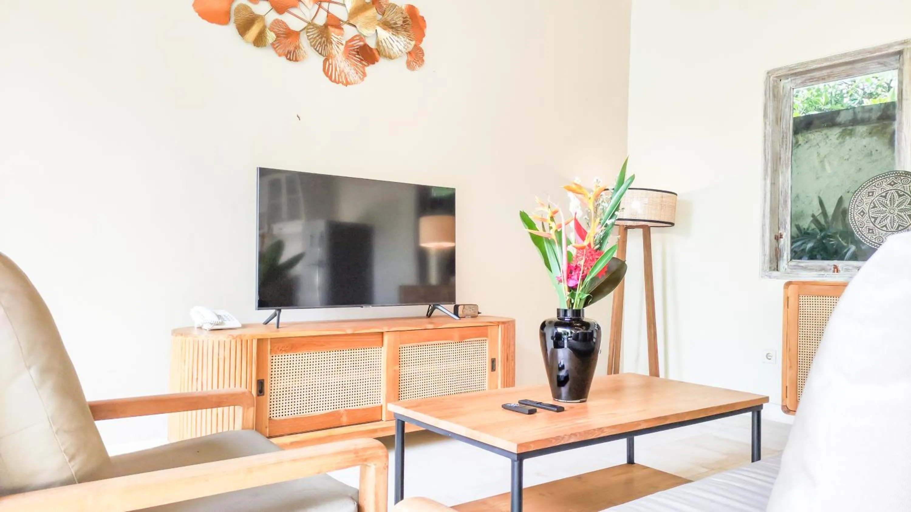 Communal lounge/ TV room in Seminyak Square Hotel And Villas