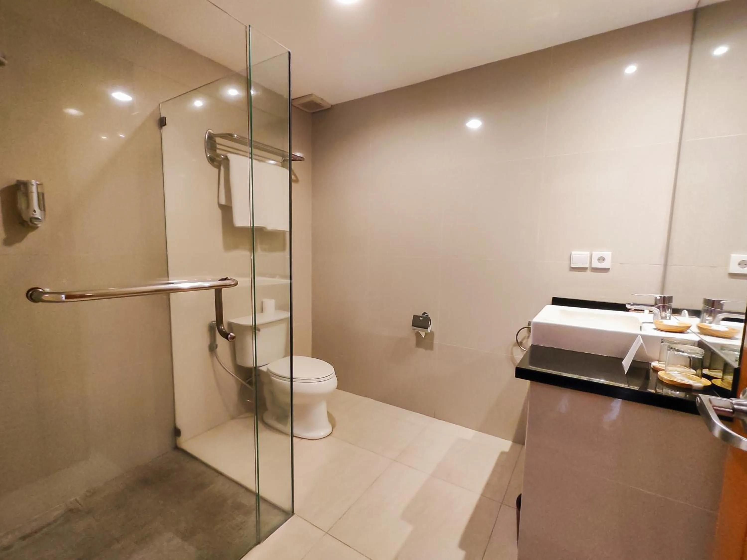 Shower in Seminyak Square Hotel And Villas