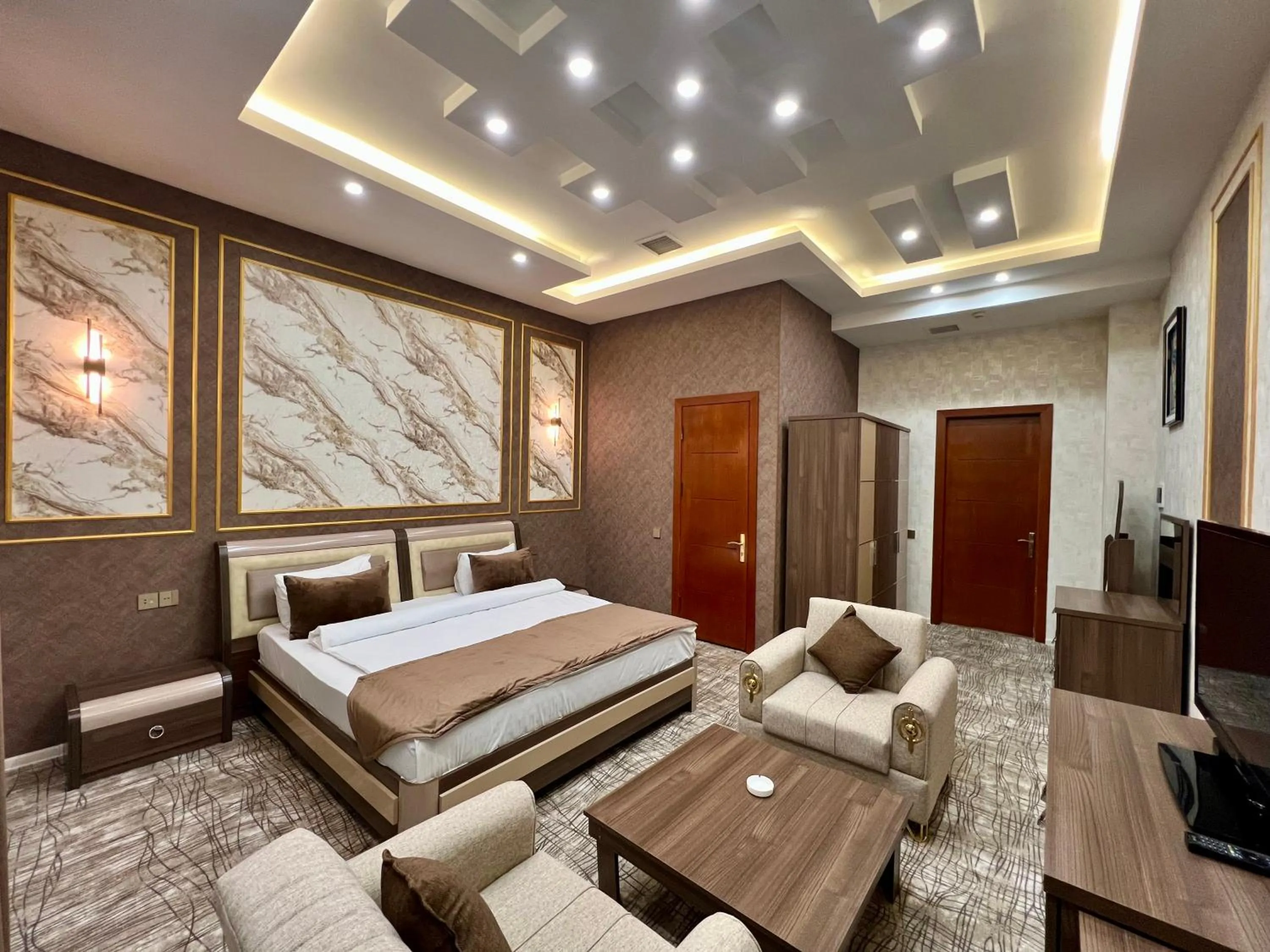 Seating area, Bed in Royal Mansion Hotel