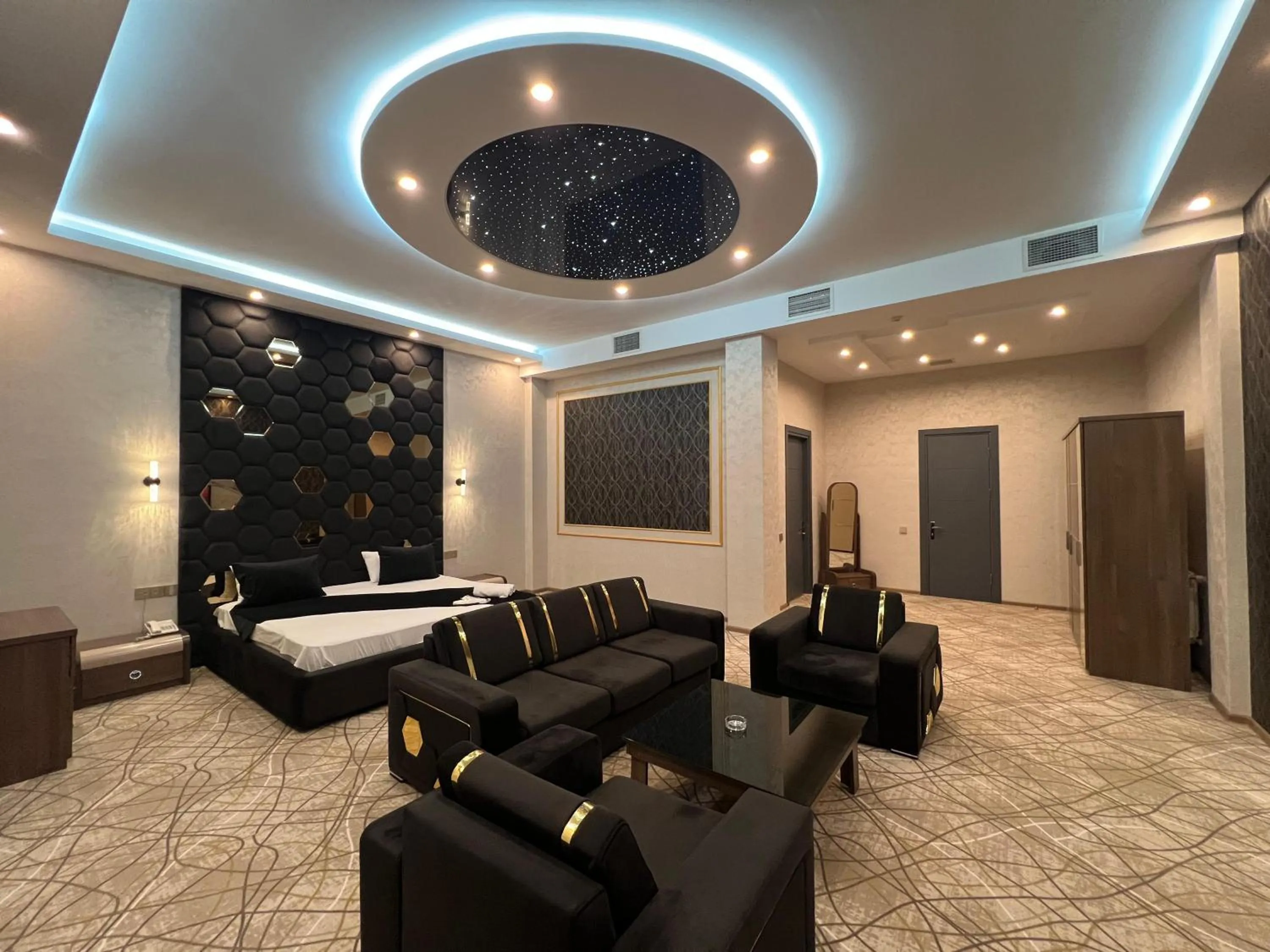 Photo of the whole room in Royal Mansion Hotel