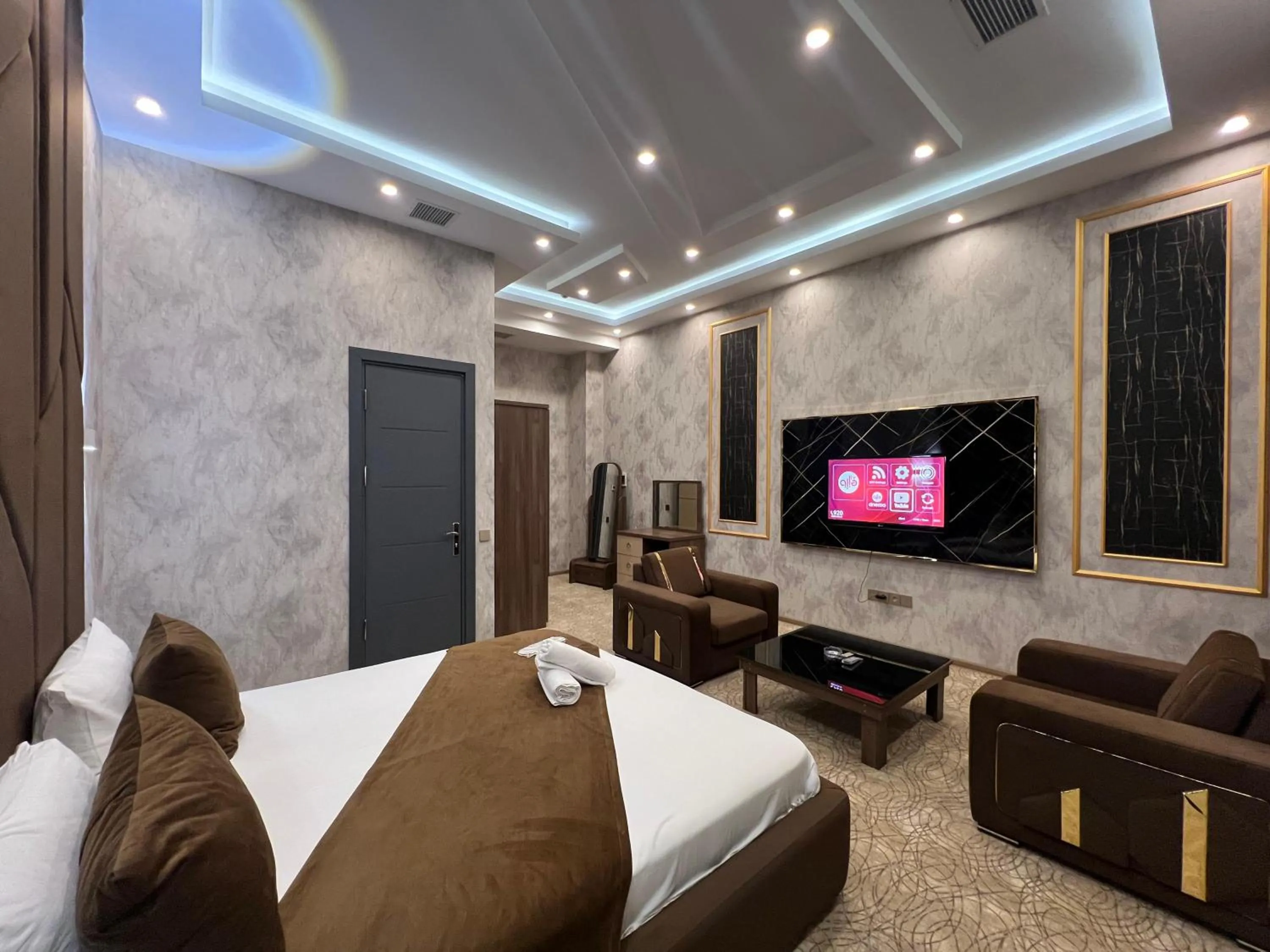 Bedroom, Bed in Royal Mansion Hotel