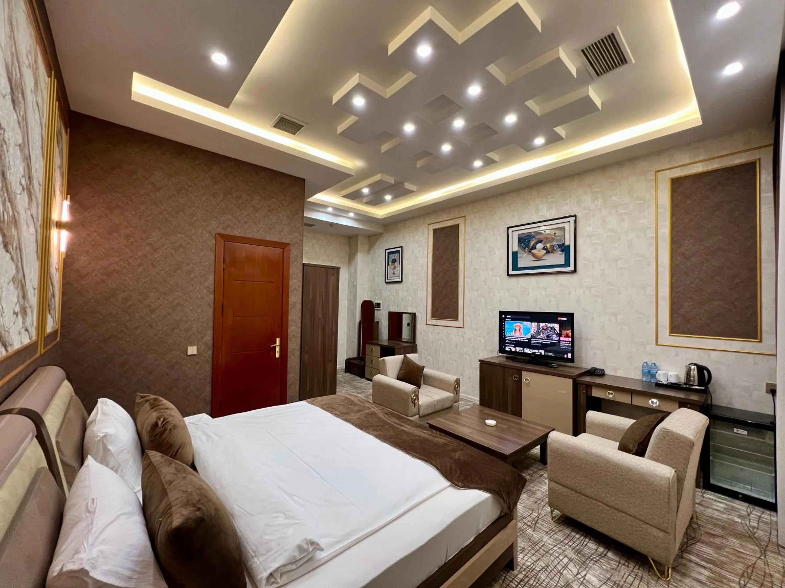 Bedroom, Bed in Royal Mansion Hotel