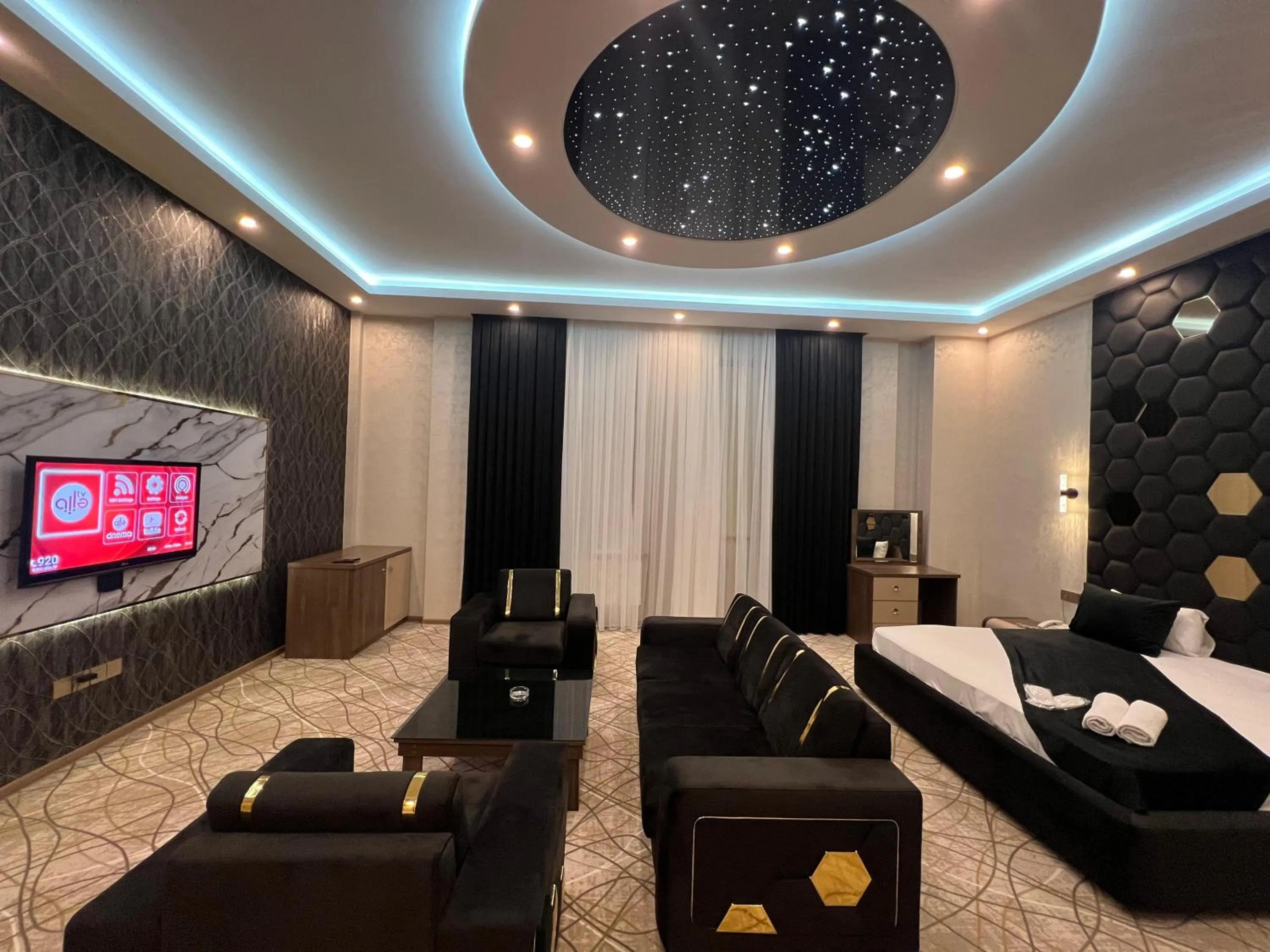 Seating area, Bed in Royal Mansion Hotel