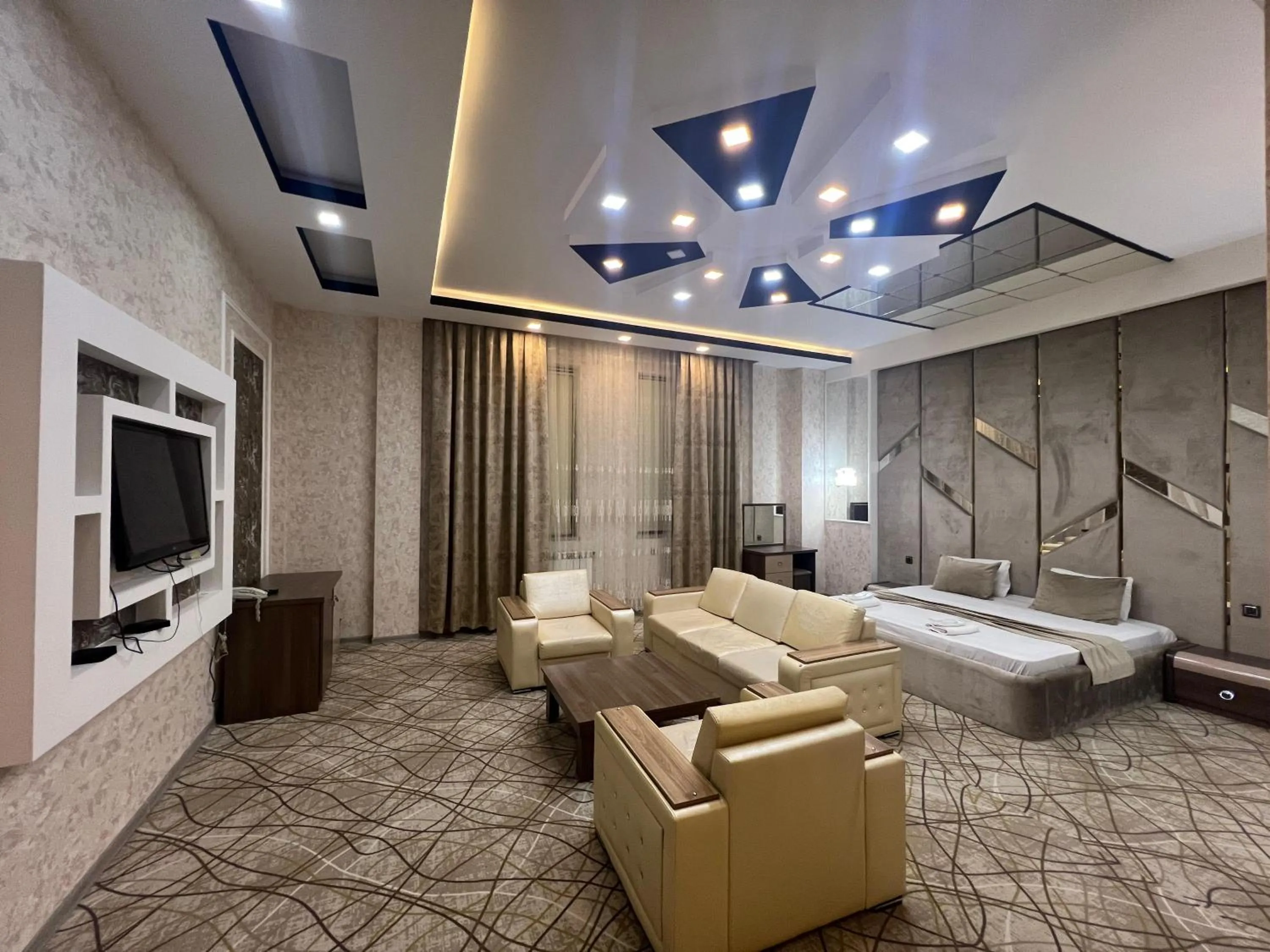 Photo of the whole room in Royal Mansion Hotel