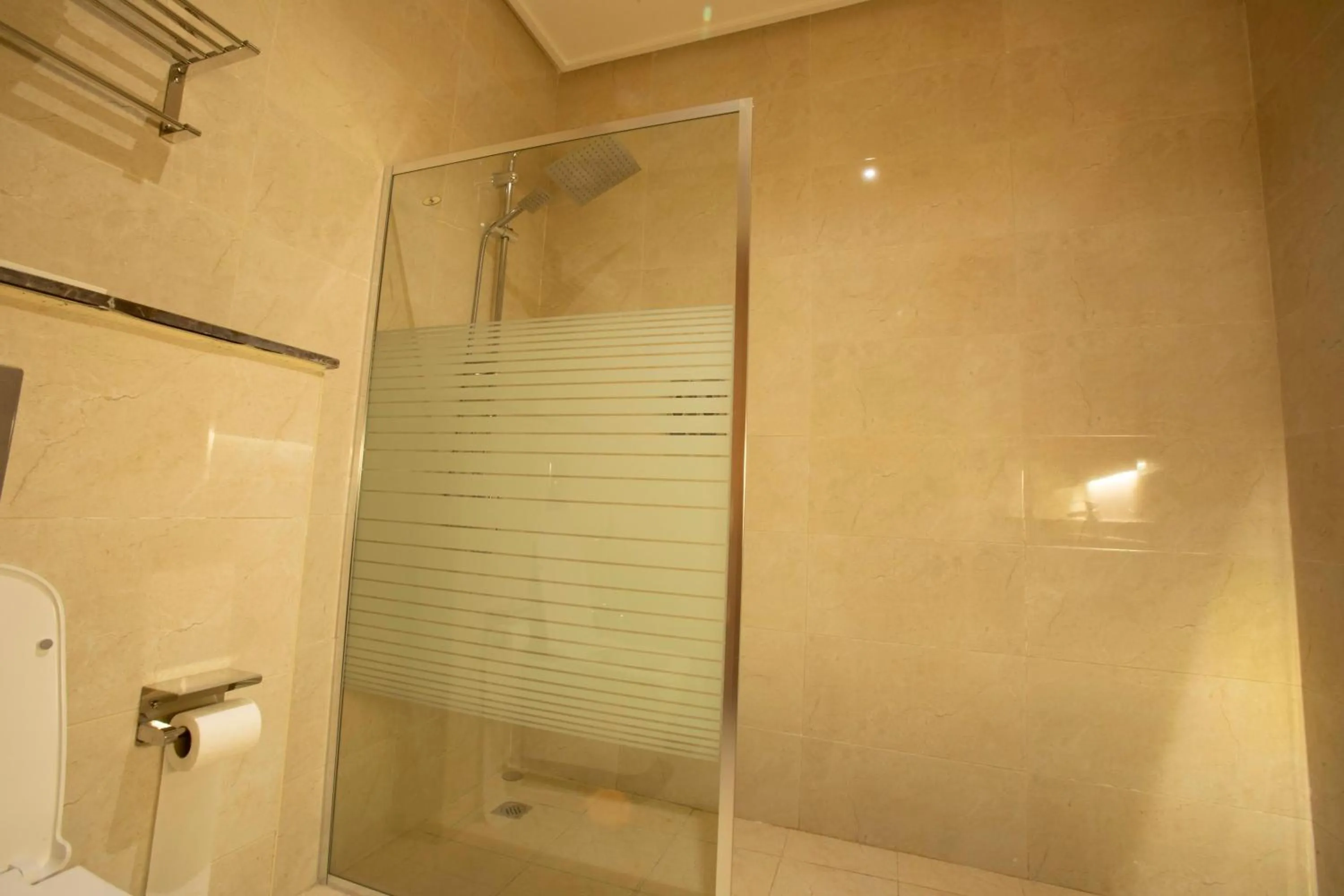 Bathroom in Park Avenues Hotel