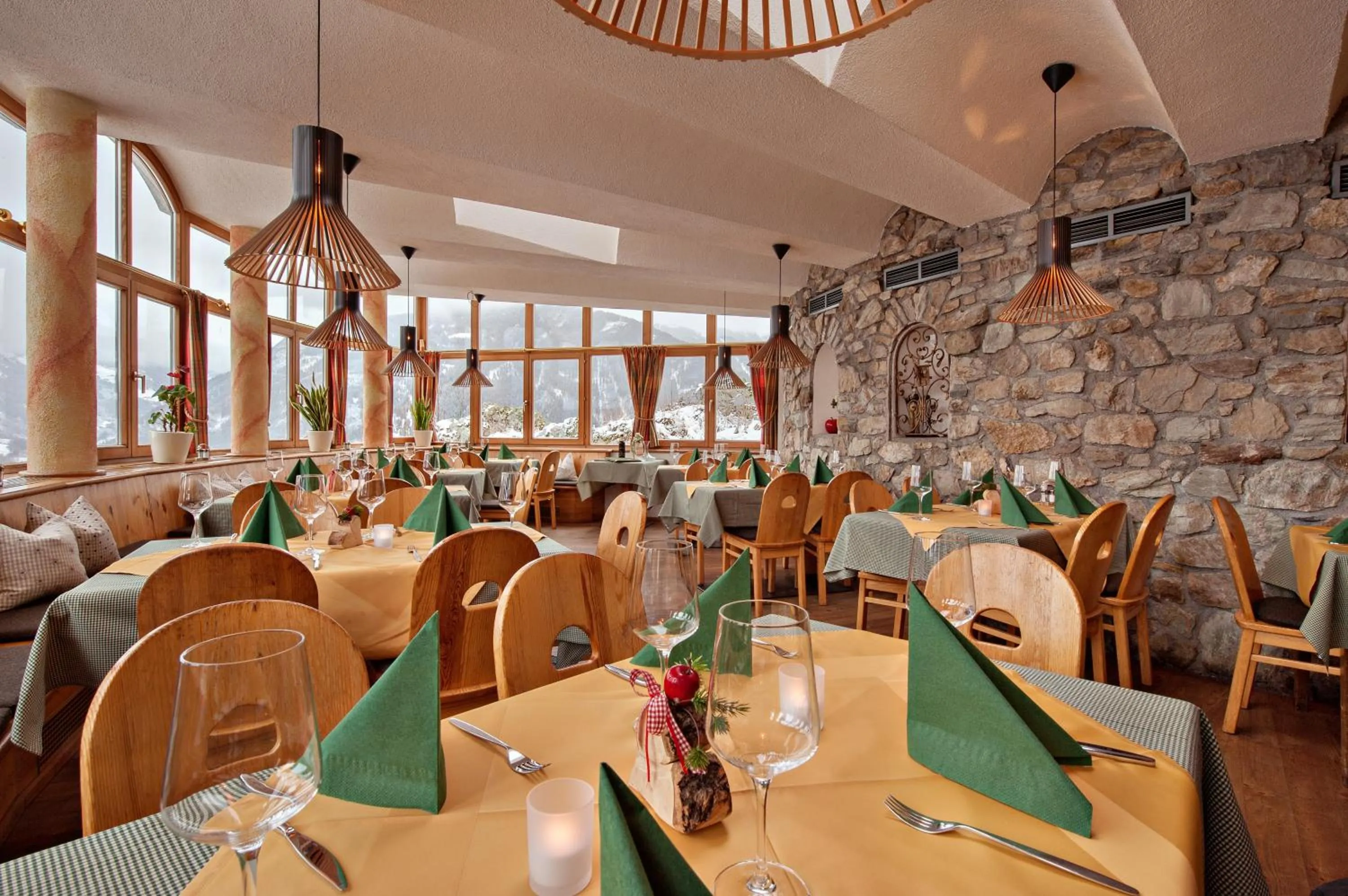 Restaurant/places to eat in Refugio Laudegg