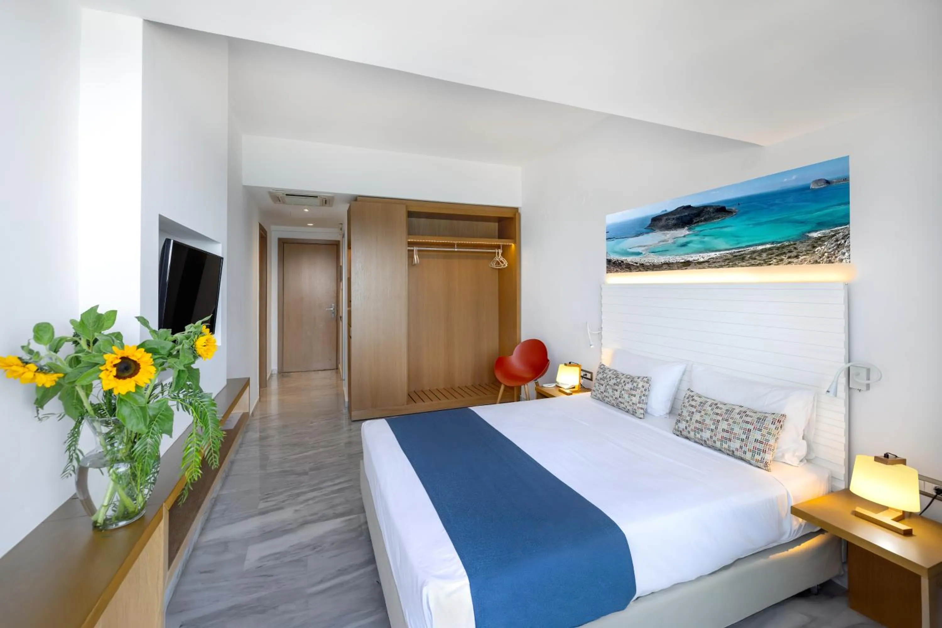 Photo of the whole room, Bed in Archipelagos Hotel
