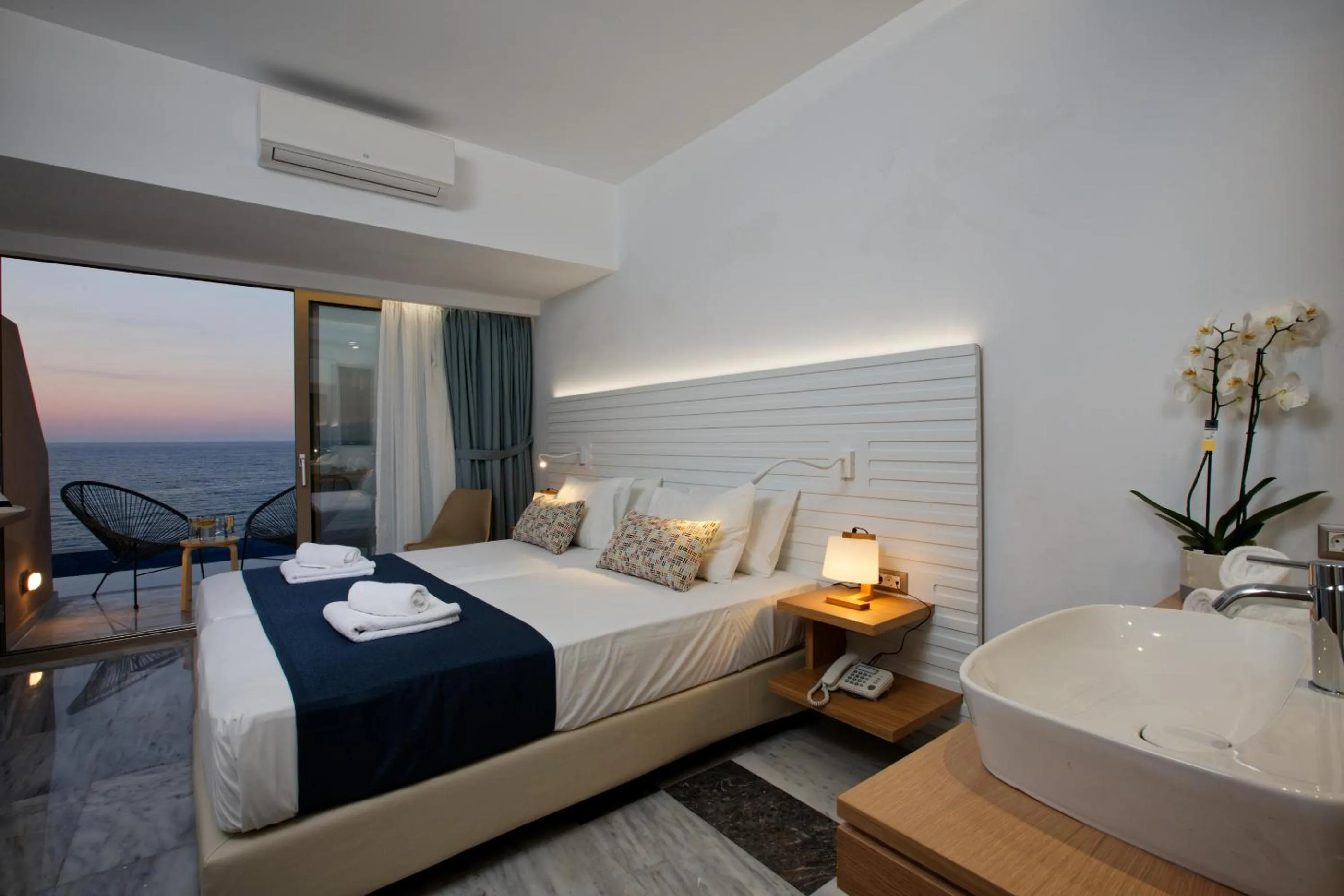 Photo of the whole room, Bed in Archipelagos Hotel