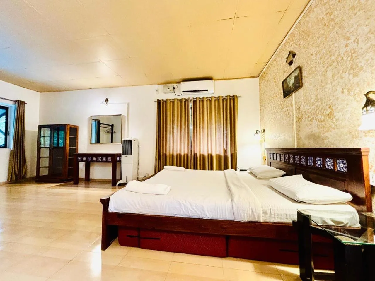 Bed in Honeywood Holiday Homes