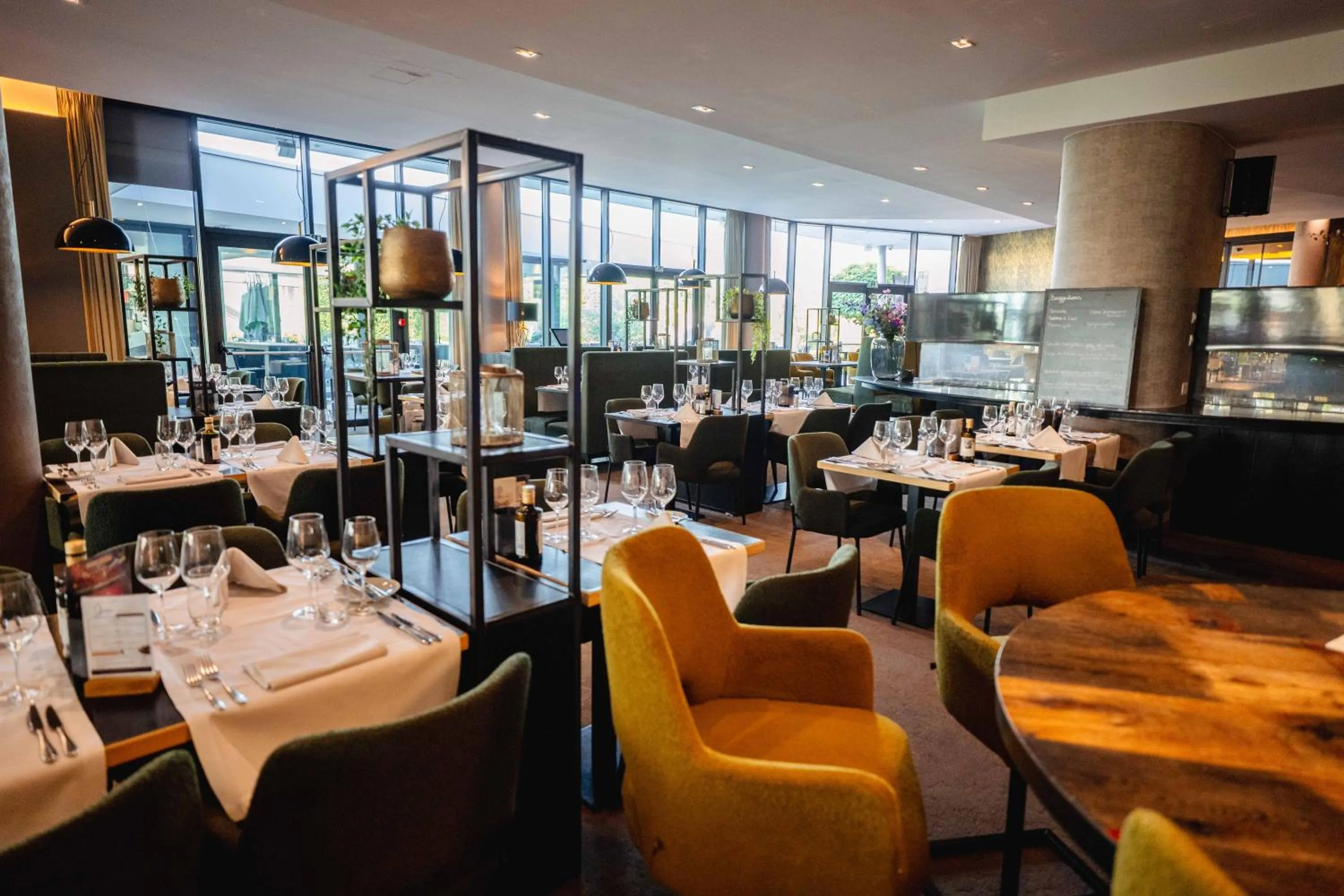 Restaurant/places to eat in Van der Valk Hotel Mons Congres & Spa