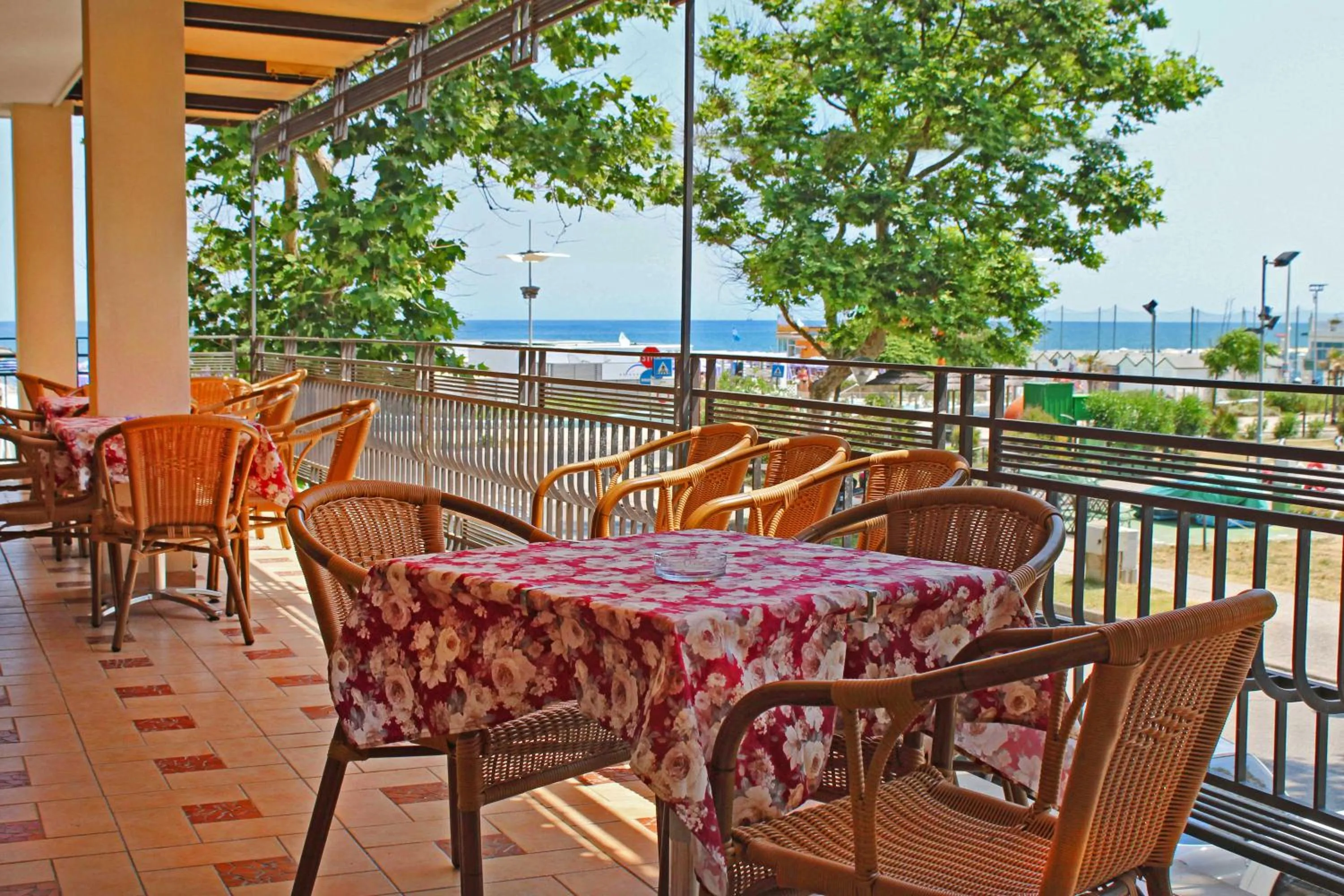 Restaurant/places to eat in Hotel Bristol - a 30 mt dalla spiaggia