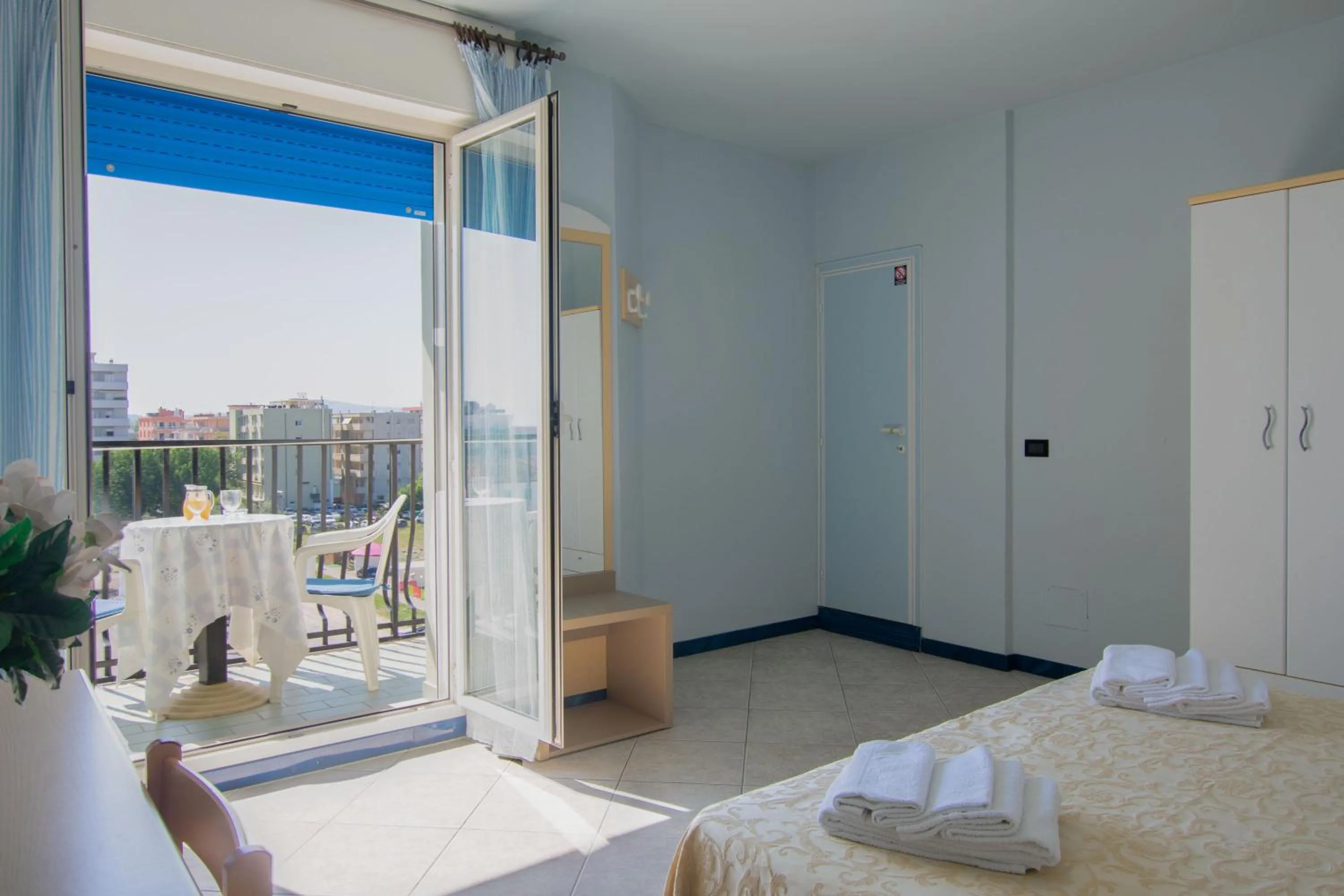 Bedroom, Bed in Hotel Bristol - a 30 mt dalla spiaggia