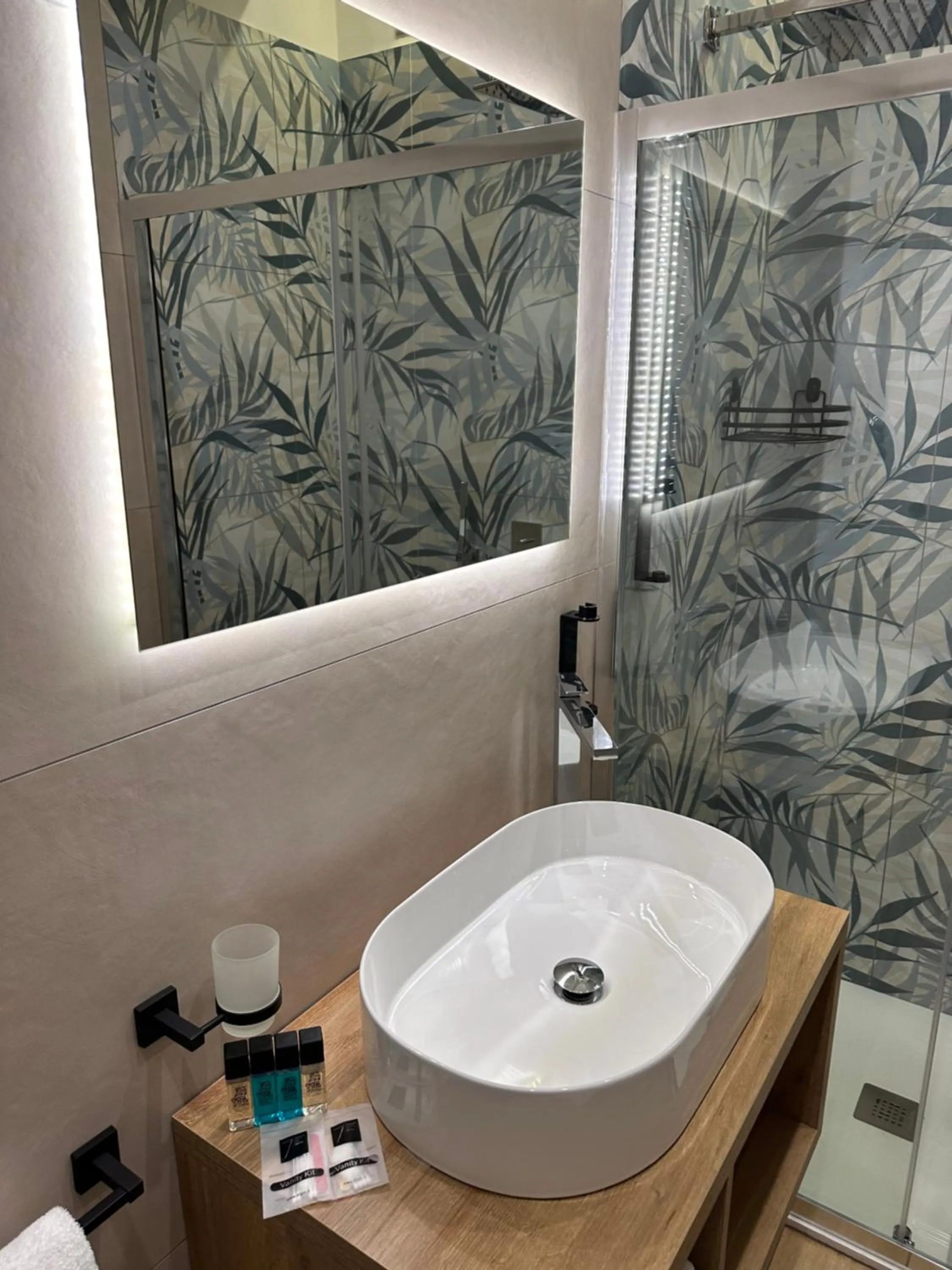 Shower in Hotiday Napoli Astoria