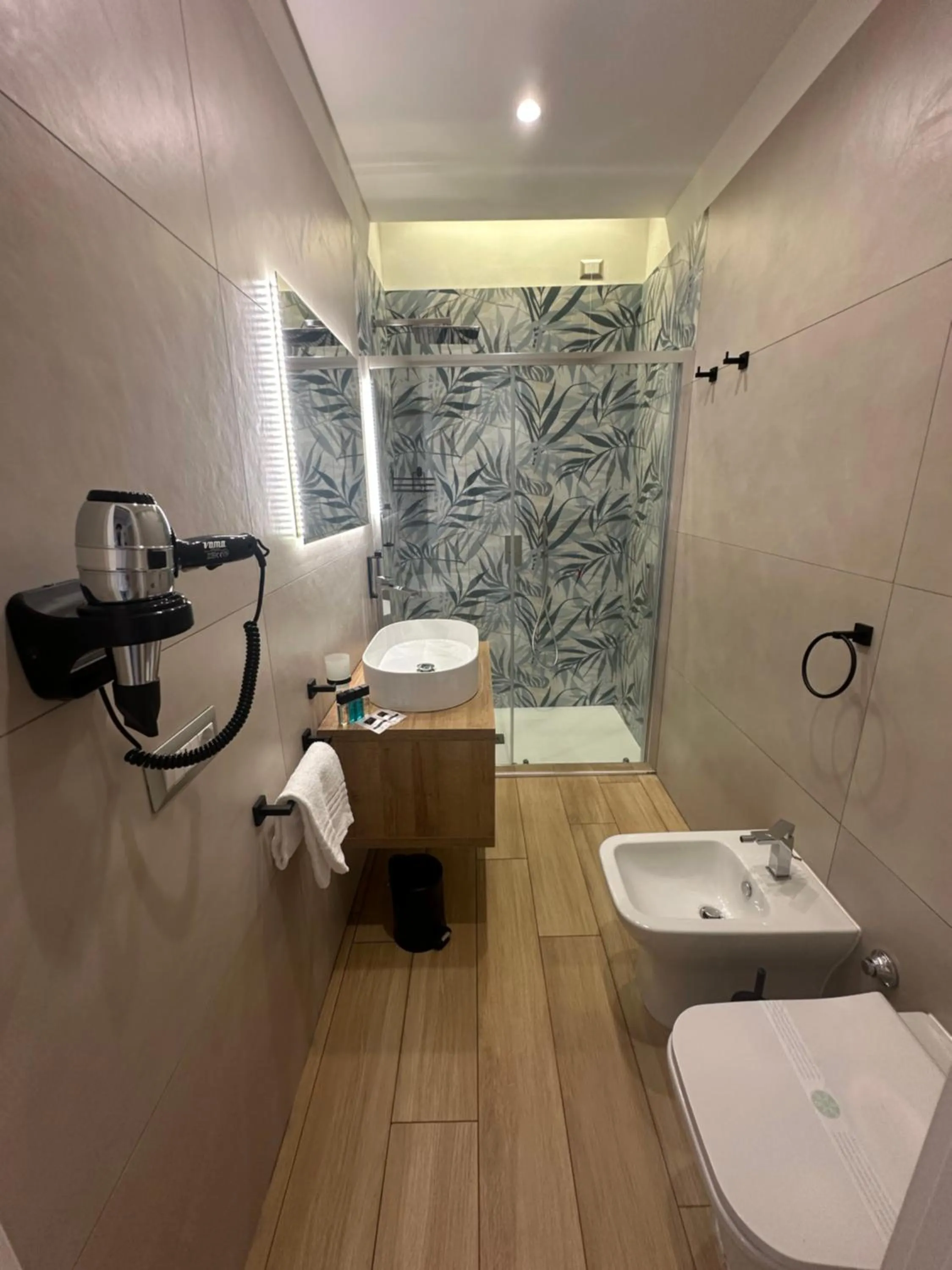 Shower in Hotiday Napoli Astoria