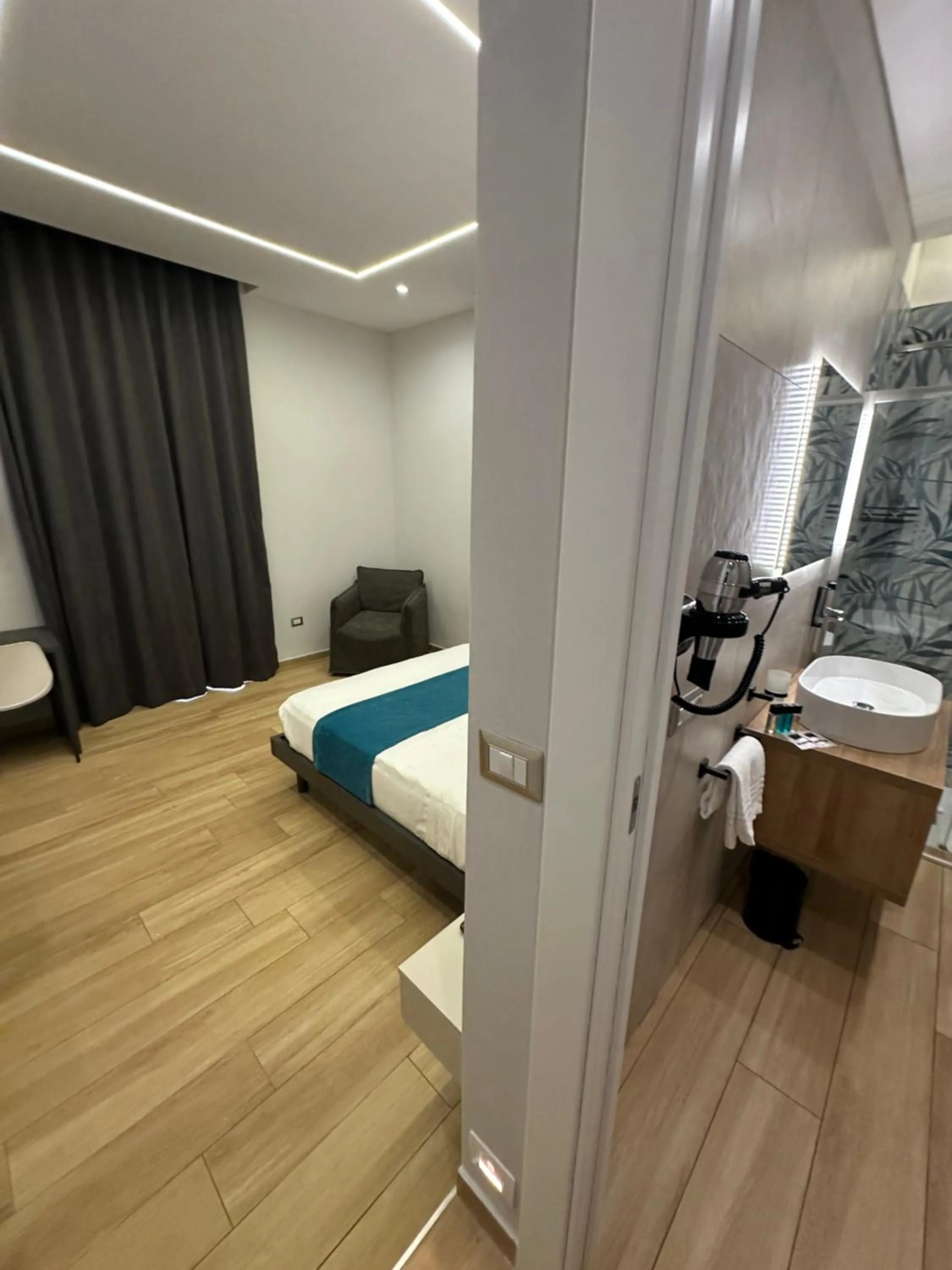 Bathroom, Bed in Hotiday Napoli Astoria