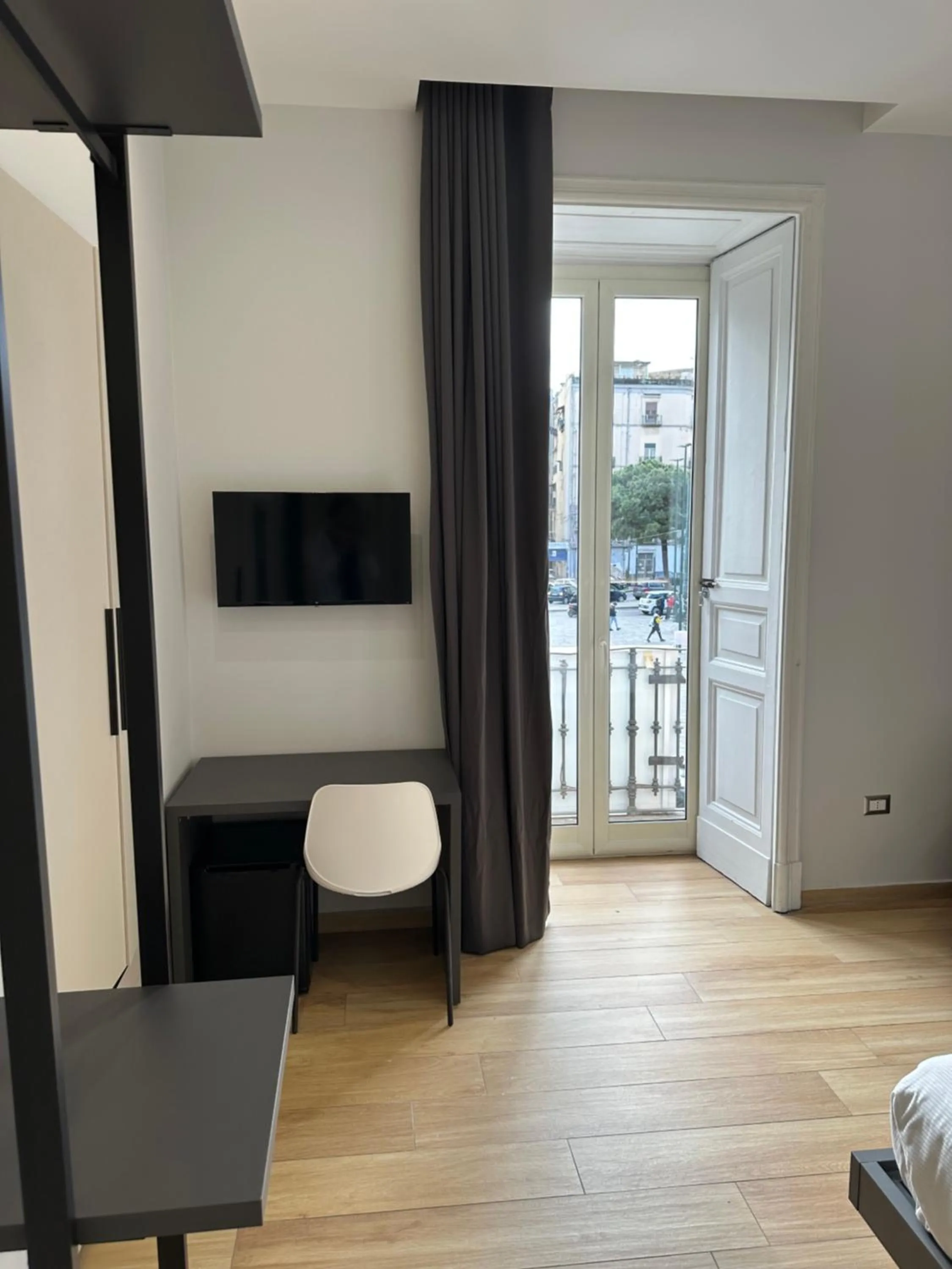 Photo of the whole room in Hotiday Napoli Astoria