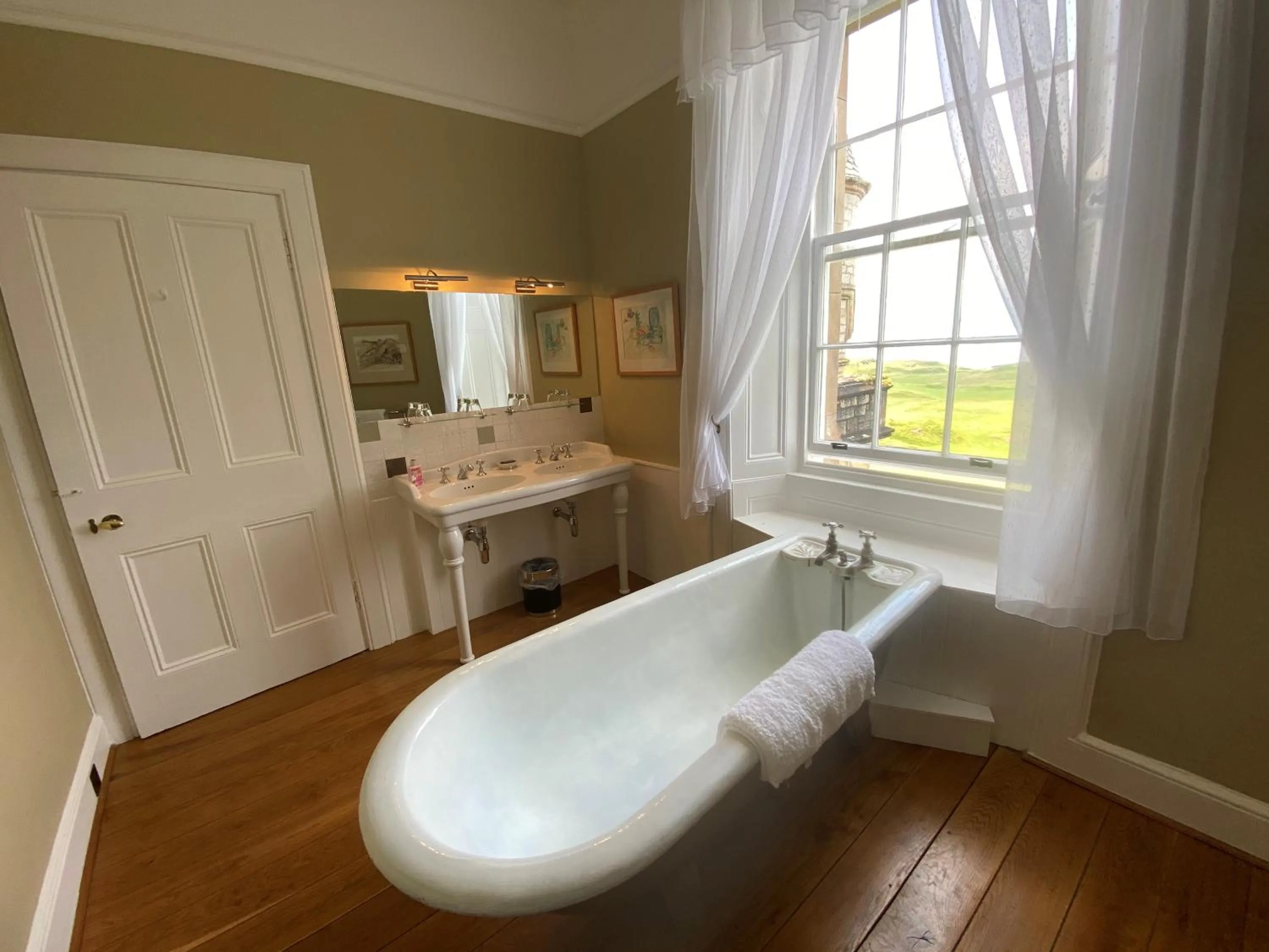 Bathroom in Glengorm Castle