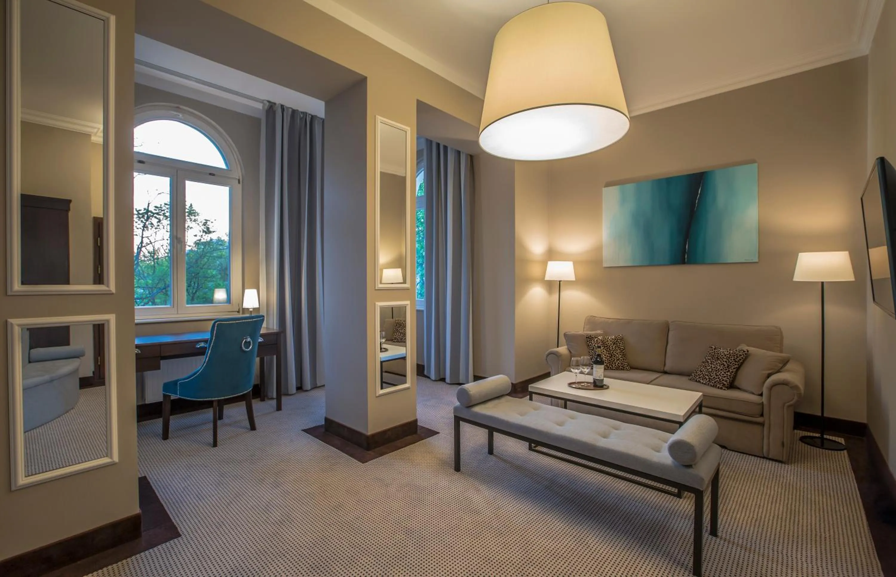 Living room, Bed in Maxymilian Unique Hotel - Adults Only