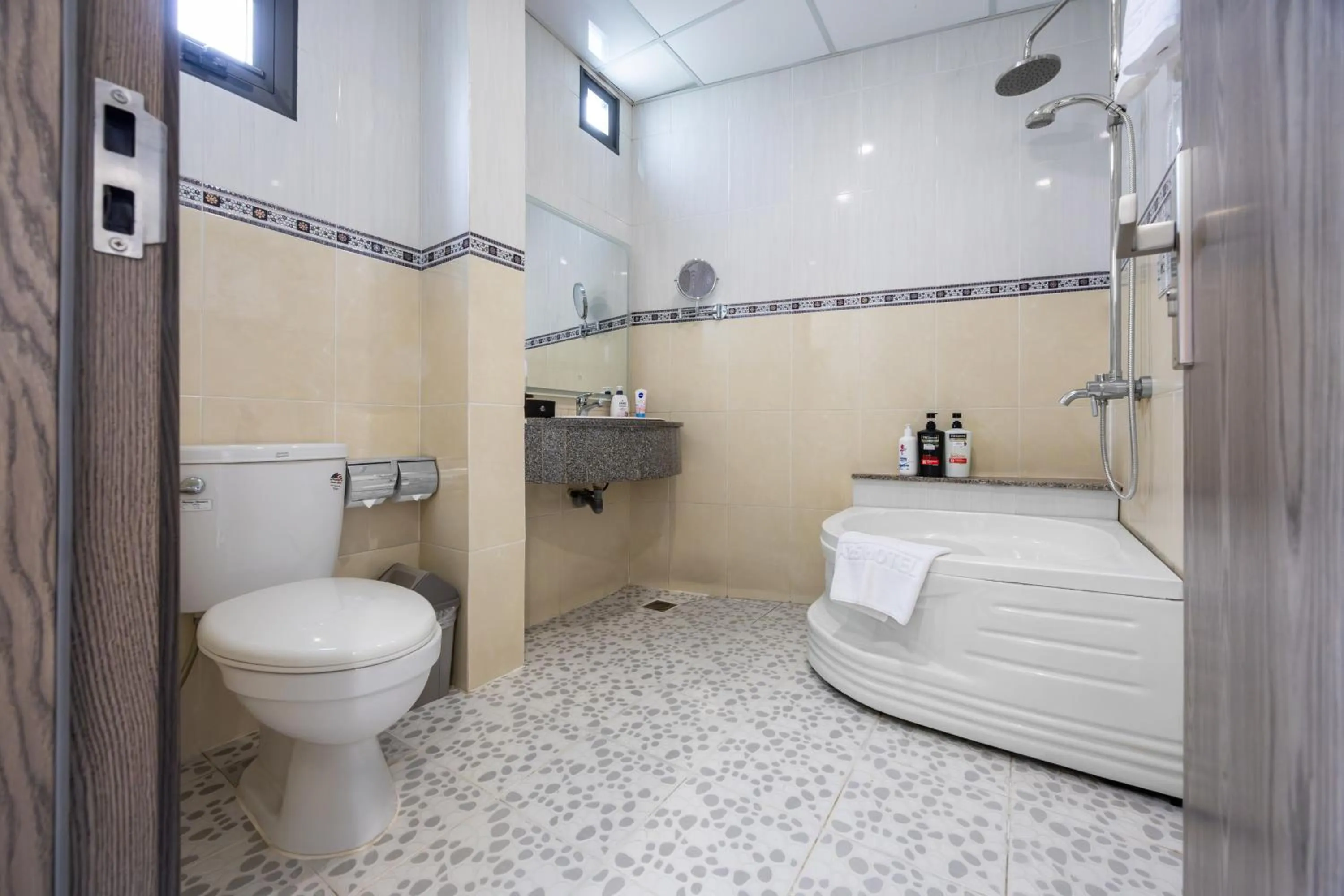 Shower in A25 Hotel - 65G Nguyen Thai Hoc